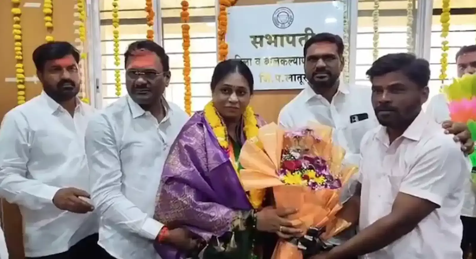 लातूर जिला परिषद कार्यालय में सभापति चुनाव के बाद नवनिर्वाचित सदस्यों और पदाधिकारियों की बैठक का दृश्य। लातूर जिला परिषद कार्यालय में सभापति चुनाव के बाद नवनिर्वाचित सदस्यों और पदाधिकारियों की बैठक का दृश्य।