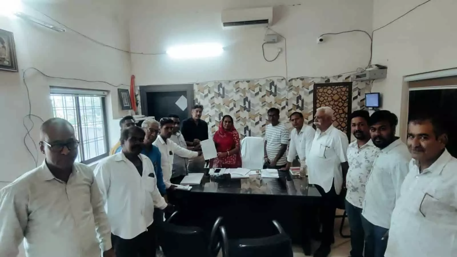 फतहनगर-सनवाड़ में रोड लाइटें बंद: कांग्रेस ने अधिशासी अधिकारी को सौंपा ज्ञापन