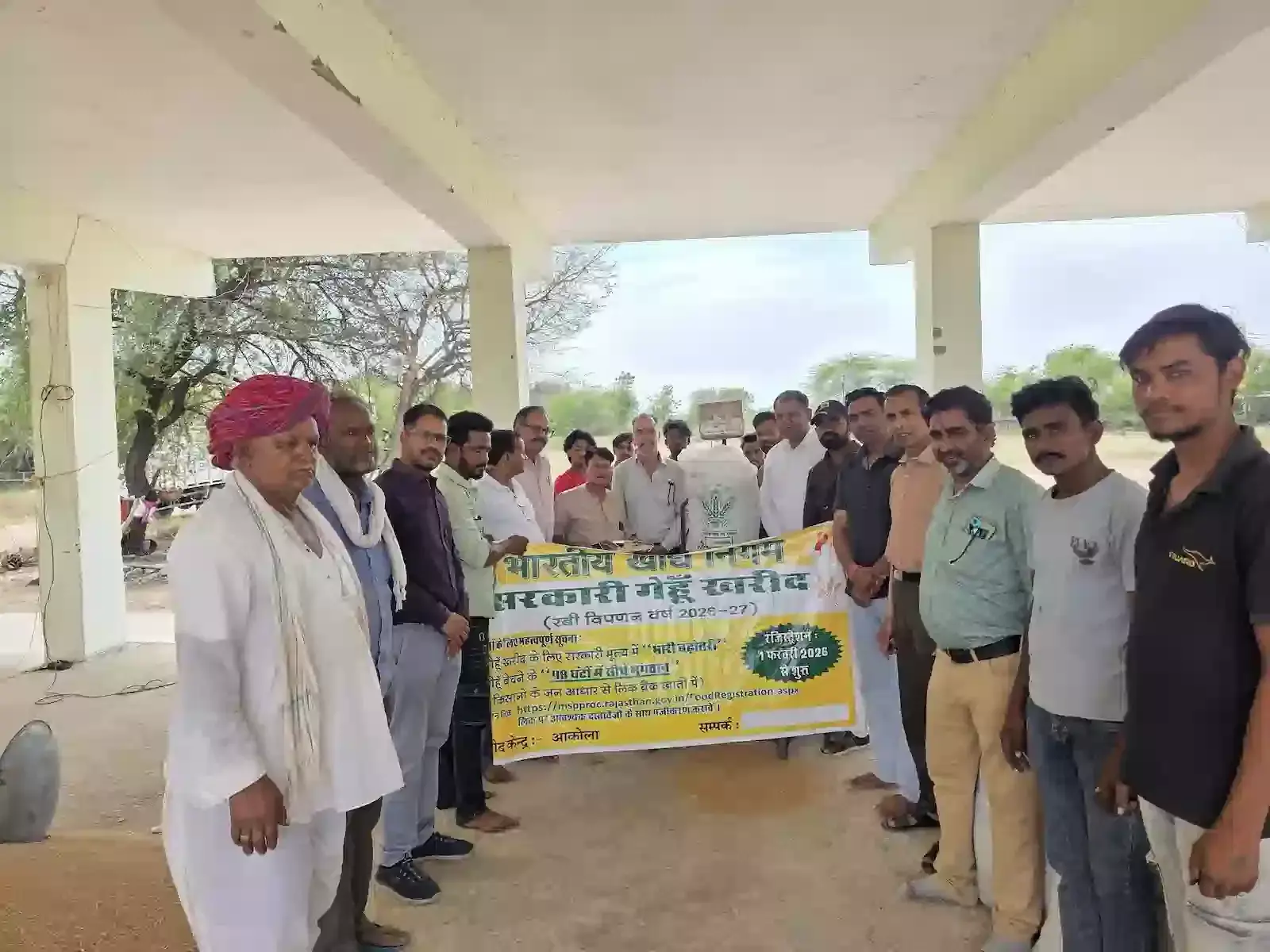 आकोला मण्डी प्रांगण में गेहूं खरीद केंद्र का उद्घाटन करते अधिकारी और जनप्रतिनिधि समूह आकोला मण्डी प्रांगण में गेहूं खरीद केंद्र का उद्घाटन करते अधिकारी और जनप्रतिनिधि समूह