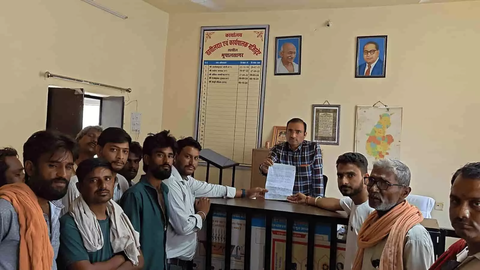 भूपालसागर: बाबुड़ी मंगरी पर बाहरी लोगों का अतिक्रमण, ग्रामीणों ने तहसीलदार को सौंपा ज्ञापन भूपालसागर: बाबुड़ी मंगरी पर बाहरी लोगों का अतिक्रमण, ग्रामीणों ने तहसीलदार को सौंपा ज्ञापन