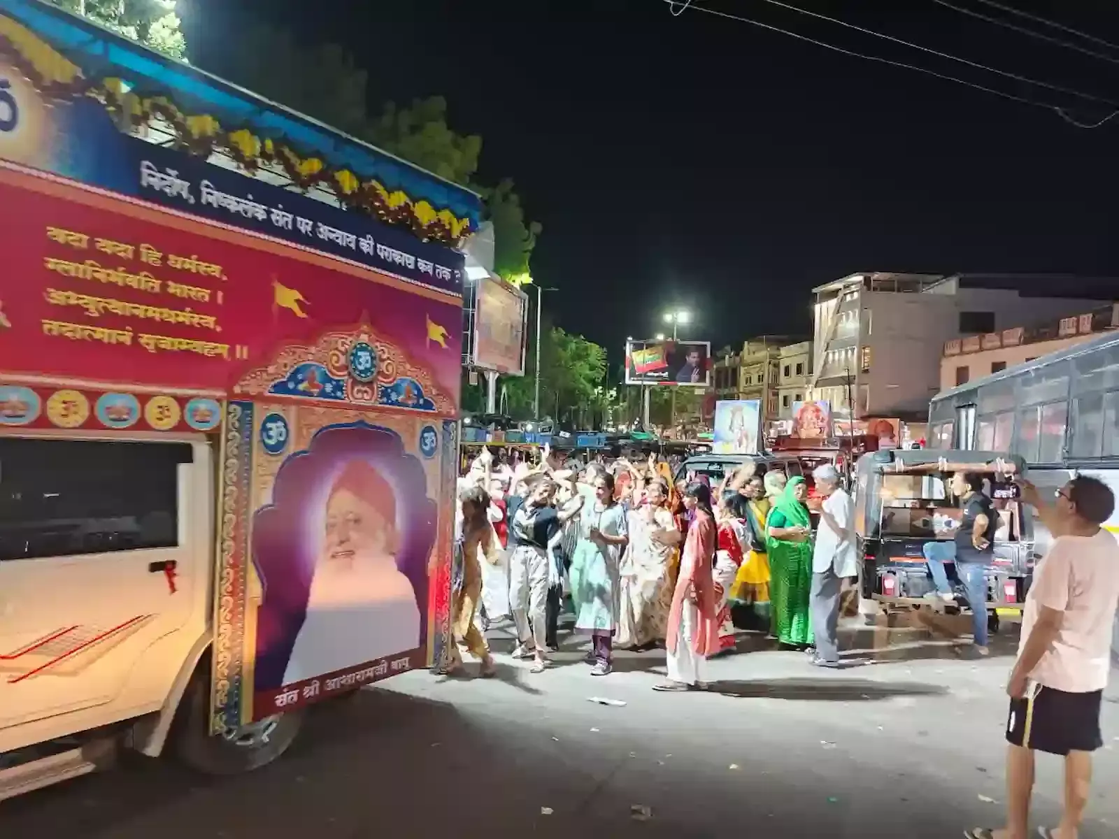 सलूंबर के मुख्य बाजार में भगवन्नाम कीर्तन यात्रा निकालते श्री योग वेदांत सेवा समिति के सैकड़ों श्रद्धालु और साधक। सलूंबर के मुख्य बाजार में भगवन्नाम कीर्तन यात्रा निकालते श्री योग वेदांत सेवा समिति के सैकड़ों श्रद्धालु और साधक।