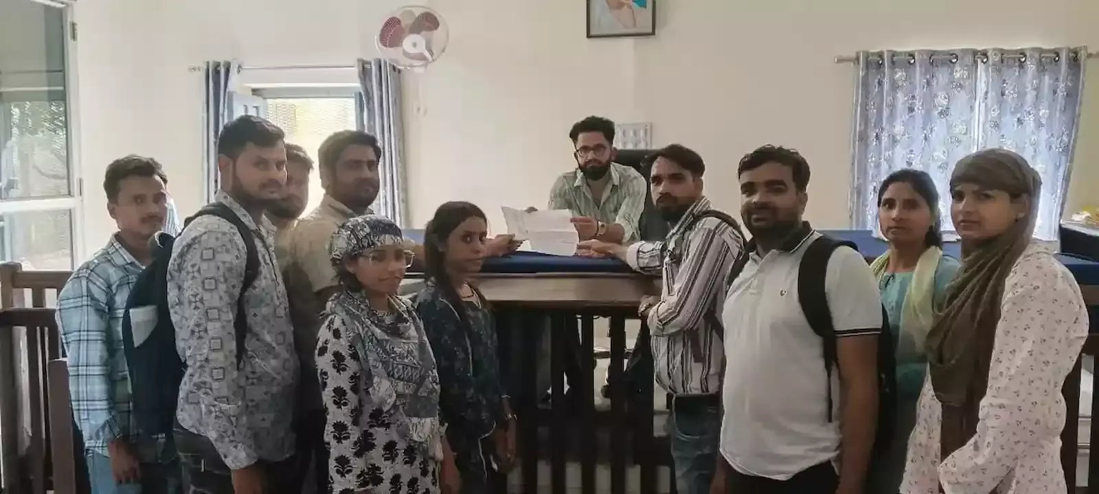 झाड़ोल उपखंड कार्यालय में ज्ञापन देते हुए सामुदायिक स्वास्थ्य अधिकारी और प्रशासनिक अधिकारी दिखाई दे रहे हैं। झाड़ोल उपखंड कार्यालय में ज्ञापन देते हुए सामुदायिक स्वास्थ्य अधिकारी और प्रशासनिक अधिकारी दिखाई दे रहे हैं।