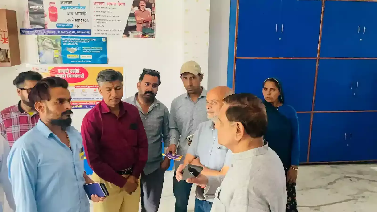 भीलवाड़ा की चामुंडा गैस एजेंसी में उपभोक्ताओं से संवाद करते विधायक अशोक कोठारी और अन्य जनप्रतिनिधि। भीलवाड़ा की चामुंडा गैस एजेंसी में उपभोक्ताओं से संवाद करते विधायक अशोक कोठारी और अन्य जनप्रतिनिधि।