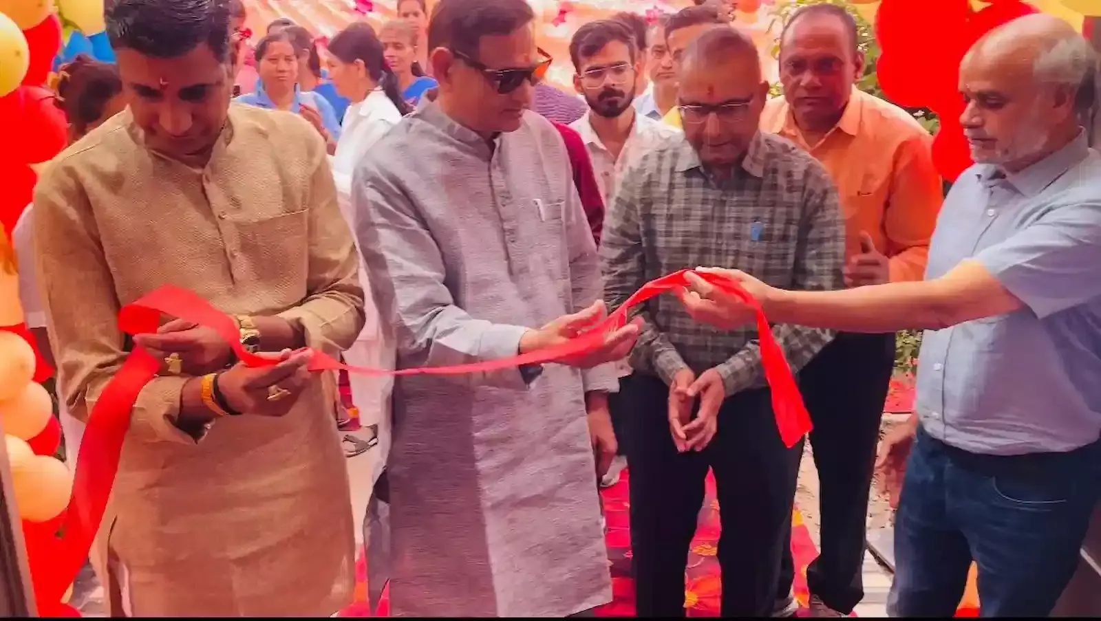 भीलवाड़ा के पंचवटी क्षेत्र में आयुष्मान आरोग्य मंदिर के उद्घाटन कार्यक्रम में उपस्थित विधायक अशोक कोठारी और अन्य अतिथि। भीलवाड़ा के पंचवटी क्षेत्र में आयुष्मान आरोग्य मंदिर के उद्घाटन कार्यक्रम में उपस्थित विधायक अशोक कोठारी और अन्य अतिथि।