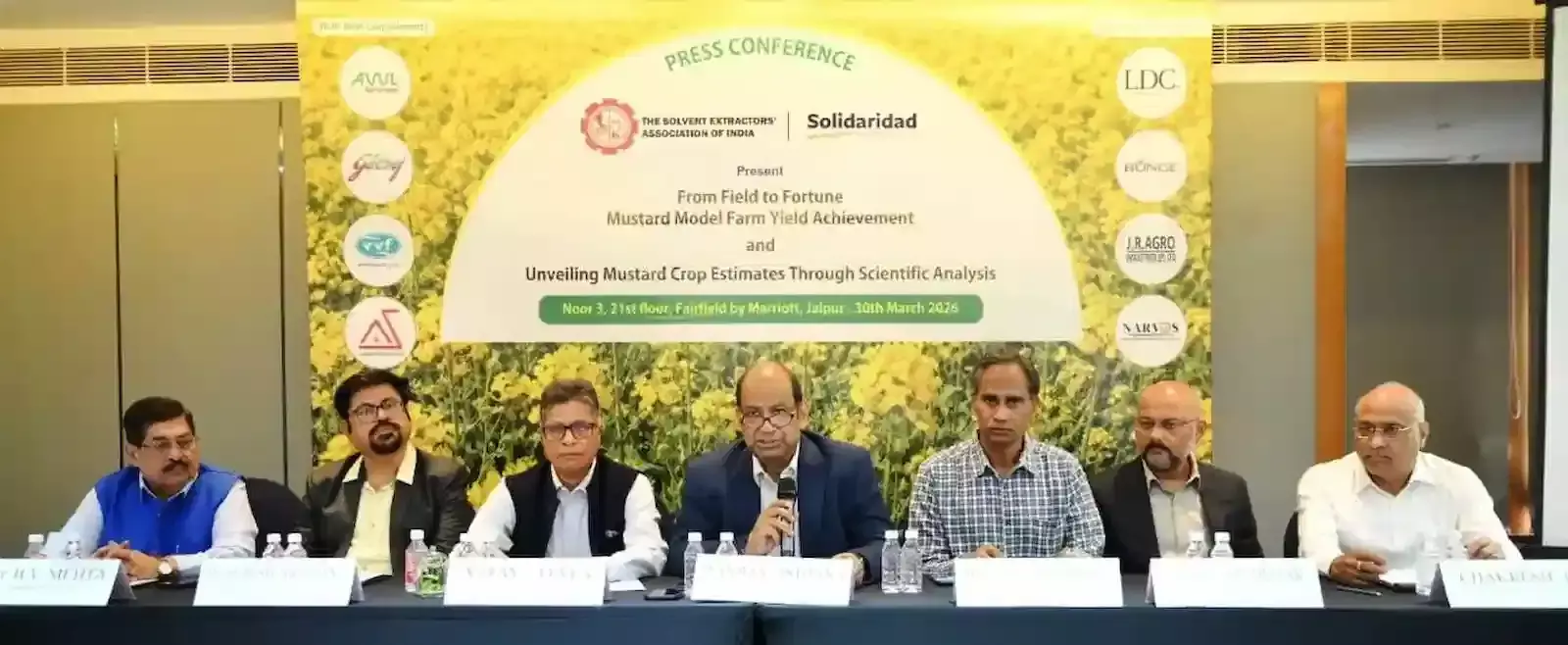 राजस्थान के कृषि खेत में लहलहाती पीली सरसों की फसल और पैदावार का जायजा लेते किसान। राजस्थान के कृषि खेत में लहलहाती पीली सरसों की फसल और पैदावार का जायजा लेते किसान।