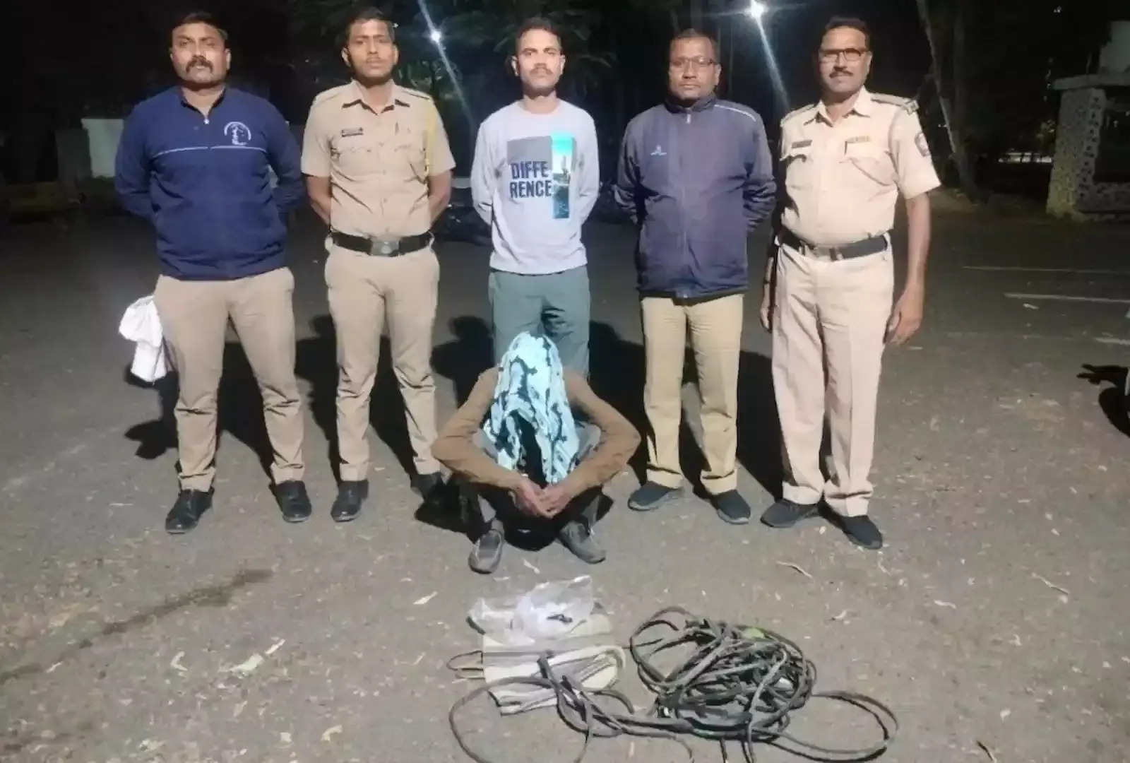 मोर्शी पुलिस स्टेशन के बाहर खड़ा केबल चोरी का आरोपी और जप्त किया गया बिजली का तार।