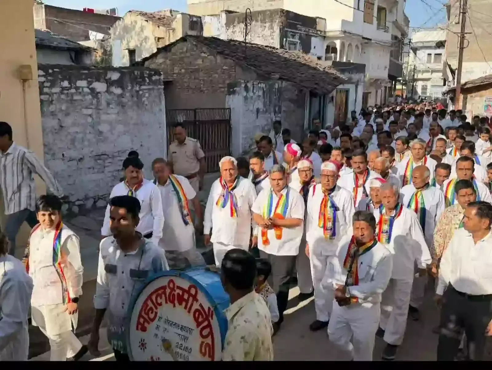 डूंगला के मुख्य मार्ग पर महावीर जयंती जुलूस के दौरान भगवान महावीर के जयकारे लगाते जैन समाज के पुरुष और महिलाएं। डूंगला के मुख्य मार्ग पर महावीर जयंती जुलूस के दौरान भगवान महावीर के जयकारे लगाते जैन समाज के पुरुष और महिलाएं।