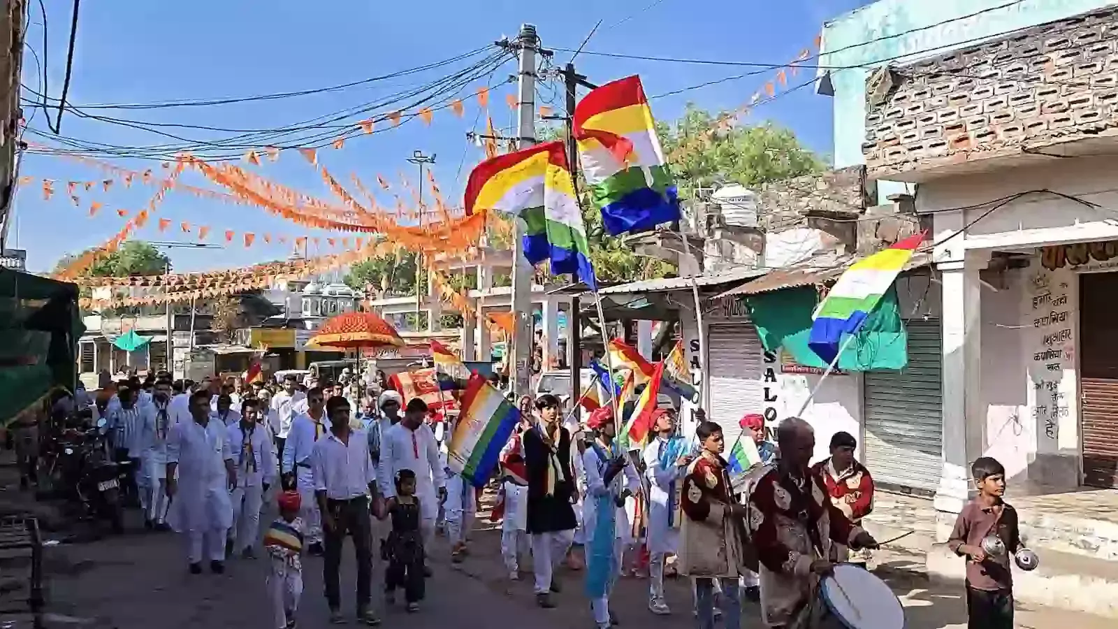 भूपालसागर में महावीर जयंती पर सजे हुए रथ के साथ सड़क पर निकलती जैन समाज की भव्य शोभायात्रा भूपालसागर में महावीर जयंती पर सजे हुए रथ के साथ सड़क पर निकलती जैन समाज की भव्य शोभायात्रा