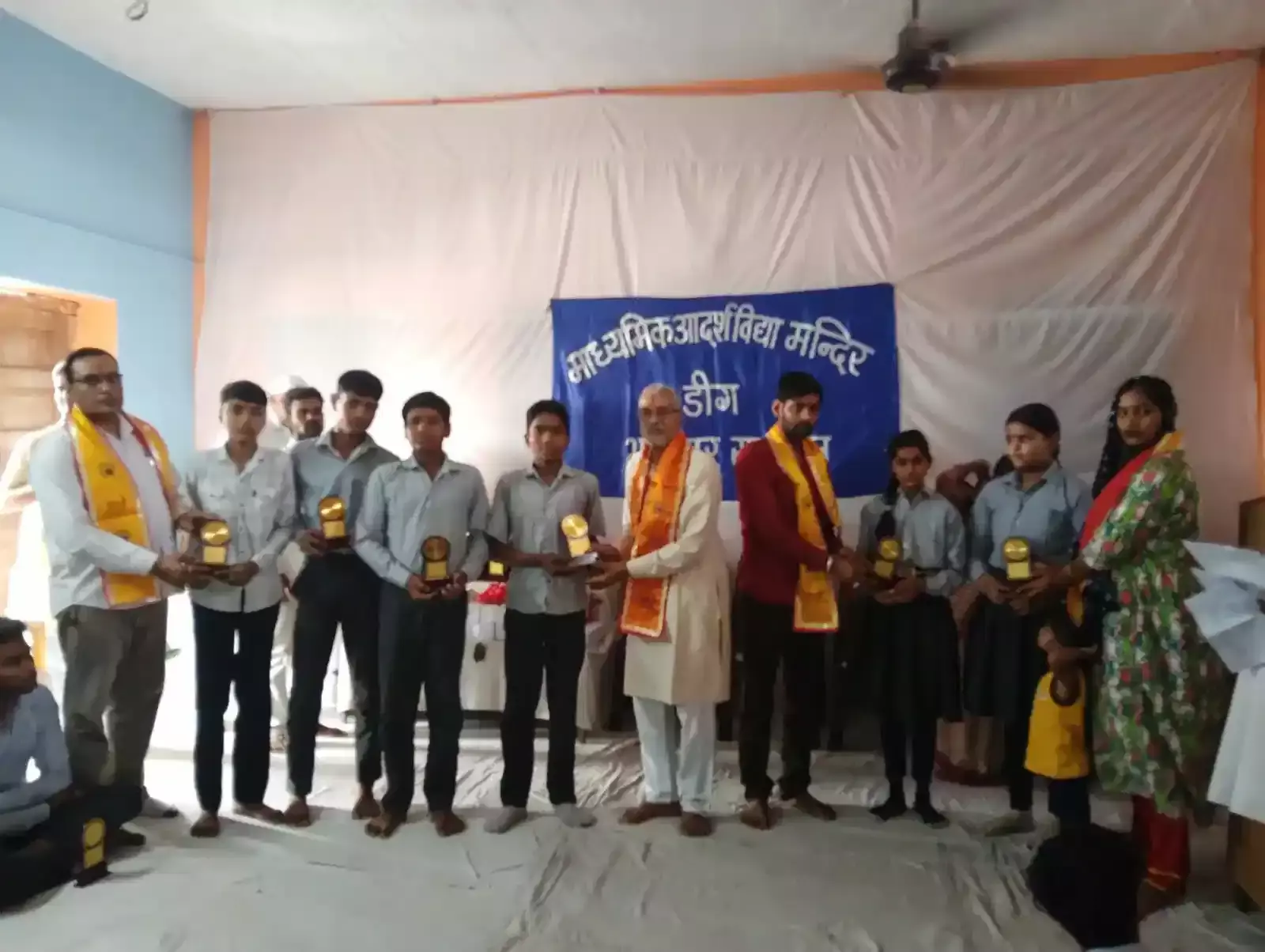 डीग के माध्यमिक आदर्श विद्या मंदिर में पुरस्कार वितरण समारोह के दौरान अतिथि मेधावी विद्यार्थियों को सम्मानित करते हुए। डीग के माध्यमिक आदर्श विद्या मंदिर में पुरस्कार वितरण समारोह के दौरान अतिथि मेधावी विद्यार्थियों को सम्मानित करते हुए।