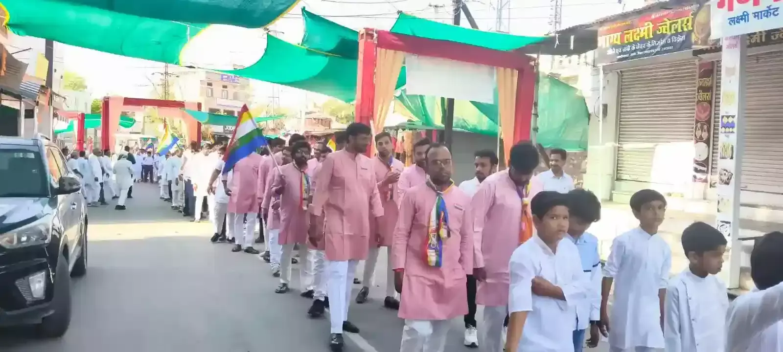 आमेट में भगवान महावीर जन्म कल्याणक पर निकलता भव्य वरघोड़ा और शामिल जैन समाज के श्रद्धालु। आमेट में भगवान महावीर जन्म कल्याणक पर निकलता भव्य वरघोड़ा और शामिल जैन समाज के श्रद्धालु।
