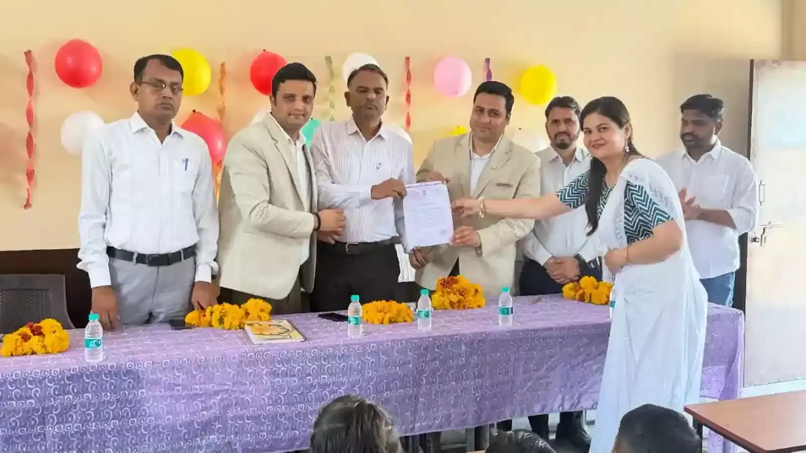 सवाई माधोपुर में नवनिर्मित राजकीय विद्यालय भवन के हस्तांतरण समारोह में मौजूद शिक्षा विभाग के अधिकारी और ओबेरॉय ग्रुप के प्रतिनिधि।