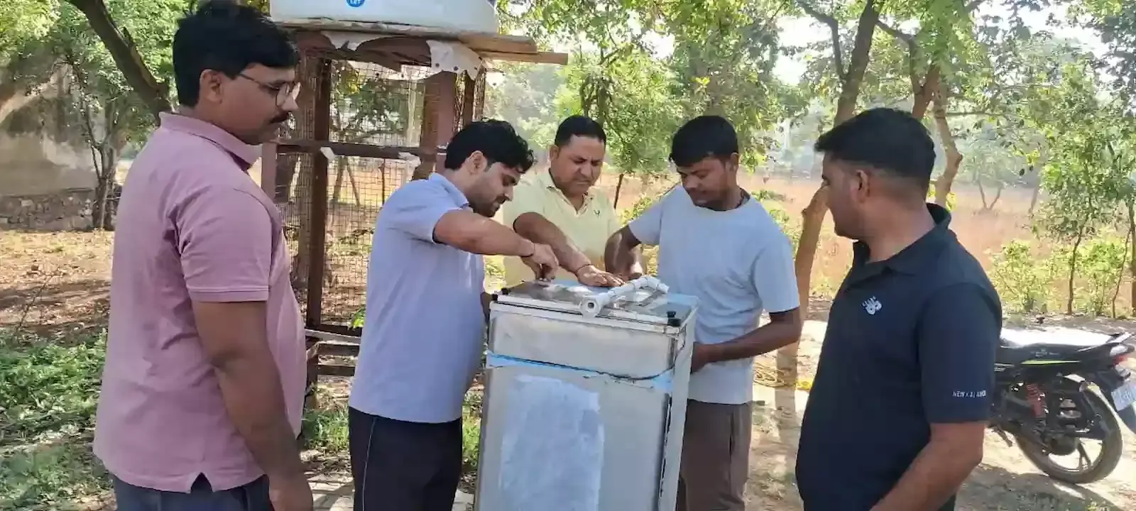 डीग के अऊ गांव में राहगीरों के लिए वाटर कूलर लगाते नवयुवक मंडल के सदस्य। डीग के अऊ गांव में राहगीरों के लिए वाटर कूलर लगाते नवयुवक मंडल के सदस्य।