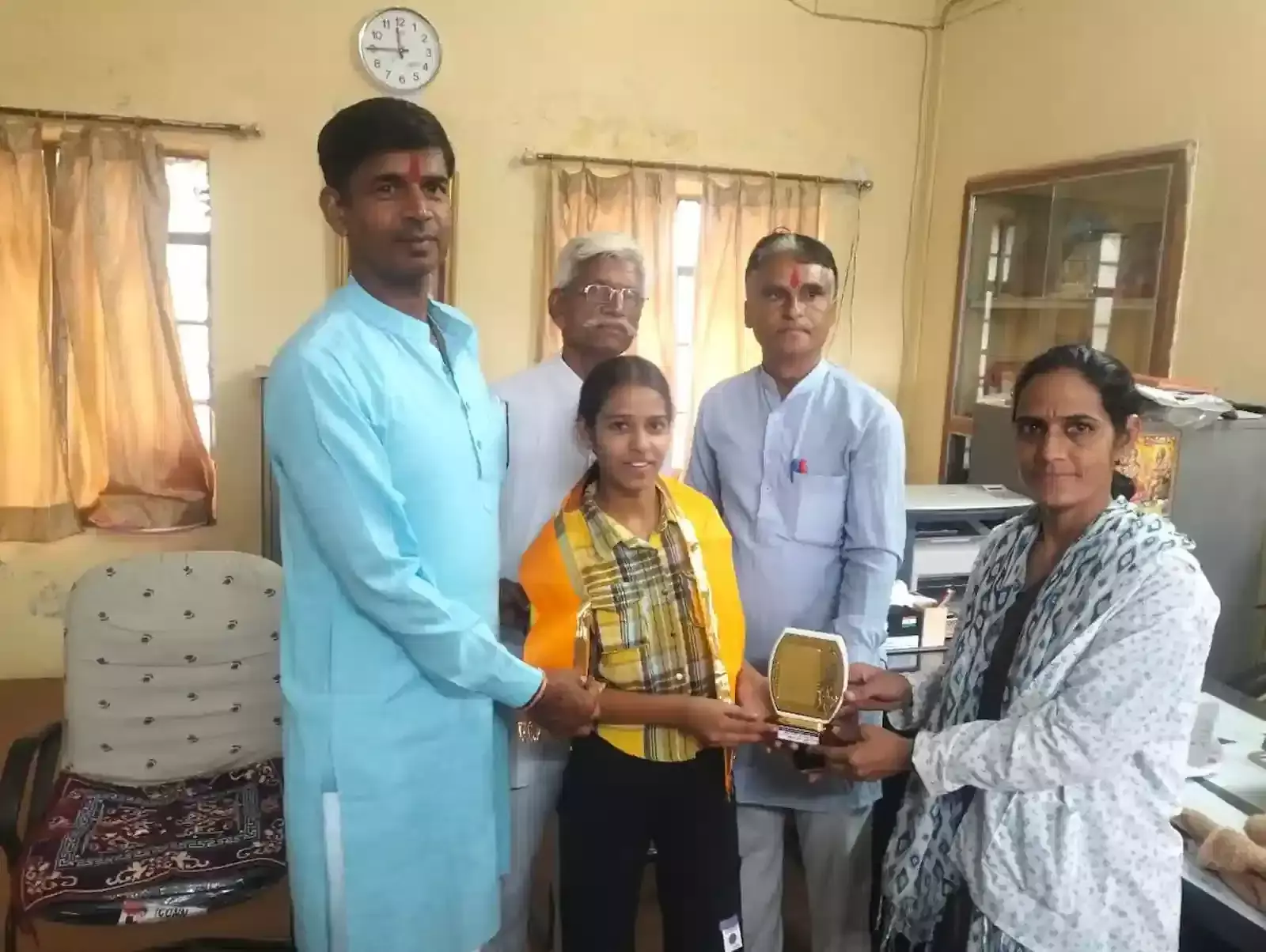विद्या निकेतन विद्यालय फतहनगर में सत्रांत समारोह के दौरान पुरस्कार प्राप्त करते विद्यार्थी और उपस्थित विद्यालय परिवार।