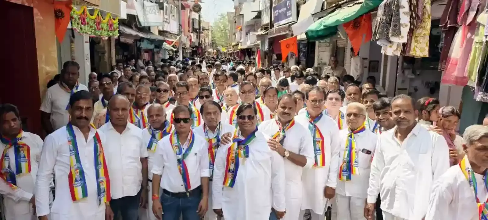 बेगूं के पगारिया मोहल्ला में भगवान महावीर जयंती पर भव्य शोभायात्रा निकालते जैन समाज के श्रद्धालु। बेगूं के पगारिया मोहल्ला में भगवान महावीर जयंती पर भव्य शोभायात्रा निकालते जैन समाज के श्रद्धालु।