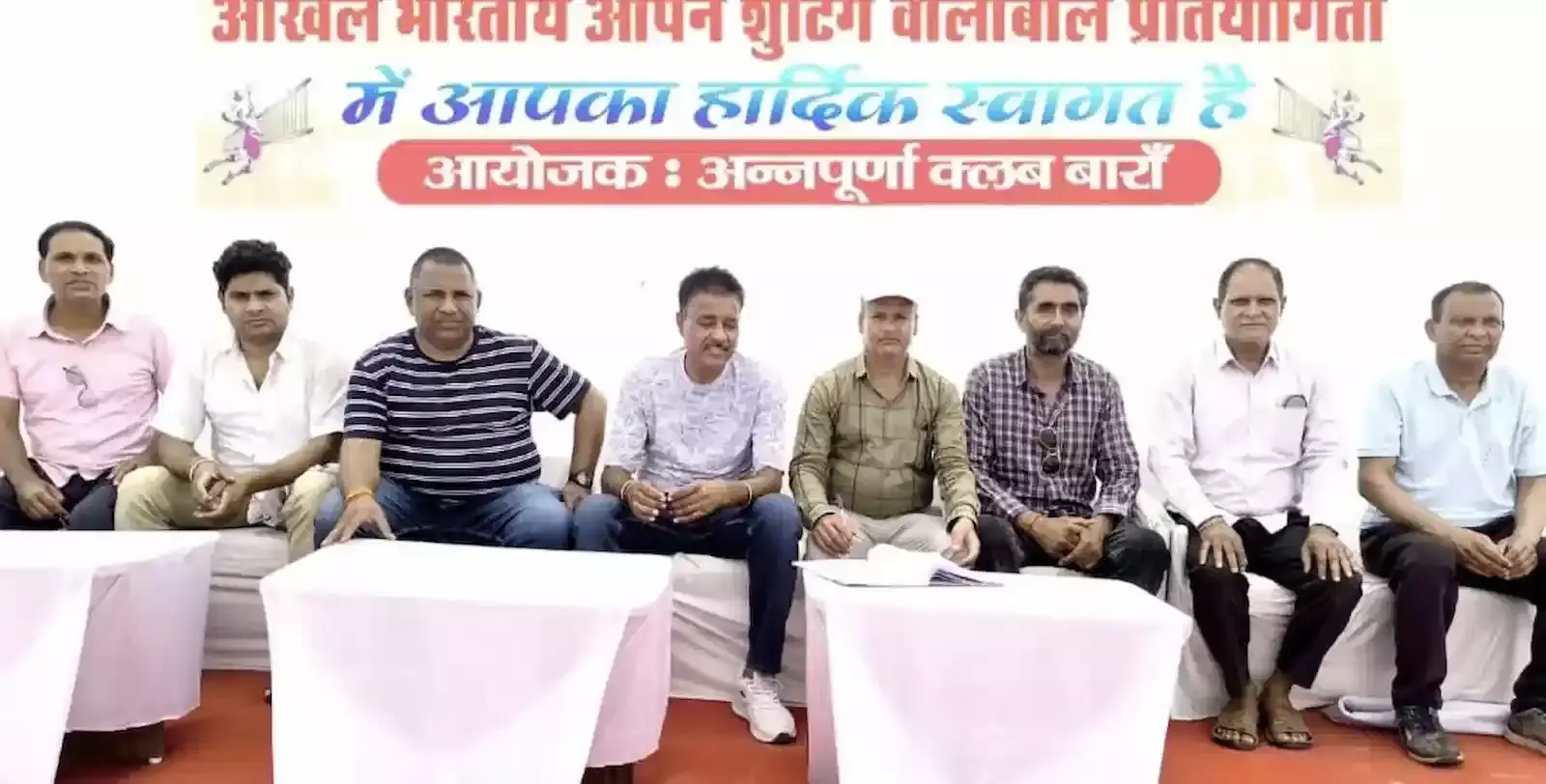 बारां के खेल संकुल मैदान में शूटिंग बॉल प्रतियोगिता के दौरान नेट के पास खड़े खिलाड़ी और मौजूद खेल प्रेमी। बारां के खेल संकुल मैदान में शूटिंग बॉल प्रतियोगिता के दौरान नेट के पास खड़े खिलाड़ी और मौजूद खेल प्रेमी।