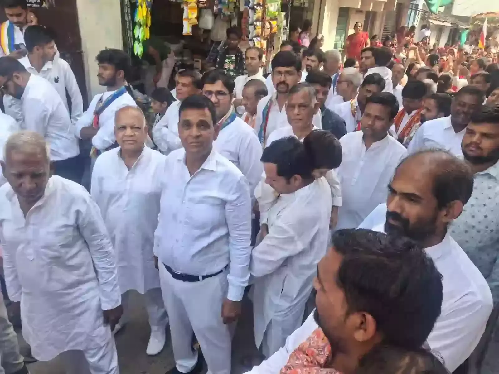 सनवाड़ के मुख्य मार्गों से भगवान महावीर जन्म कल्याणक महोत्सव पर वरघोड़ा निकालते सफेद और लाल वस्त्र पहने श्रद्धालु।