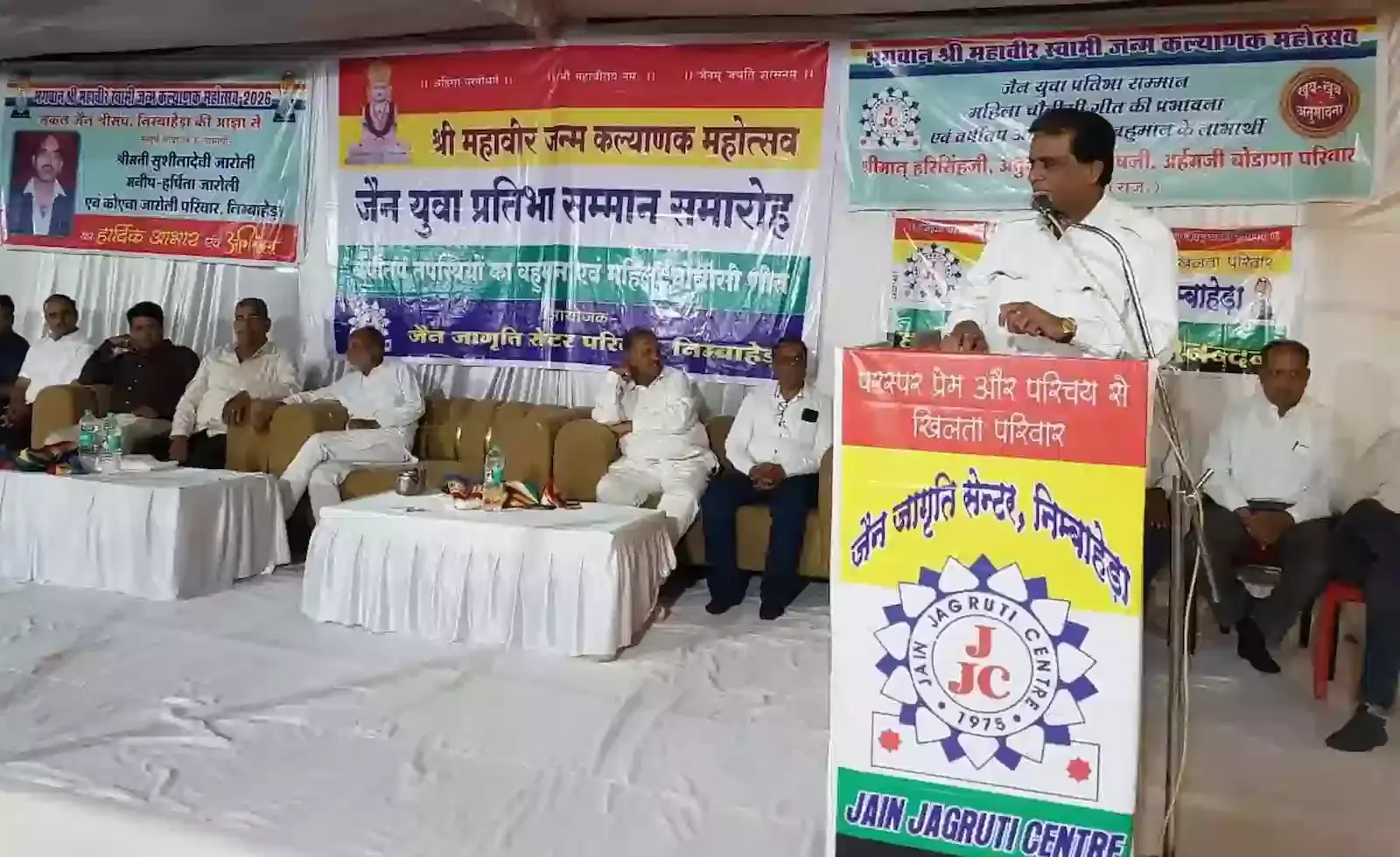 निम्बाहेड़ा के राजेन्द्र सूरी ज्ञान मन्दिर में जैन युवा प्रतिभा सम्मान समारोह के दौरान दीप प्रज्वलन करते अतिथि और उपस्थित समाजजन। निम्बाहेड़ा के राजेन्द्र सूरी ज्ञान मन्दिर में जैन युवा प्रतिभा सम्मान समारोह के दौरान दीप प्रज्वलन करते अतिथि और उपस्थित समाजजन।