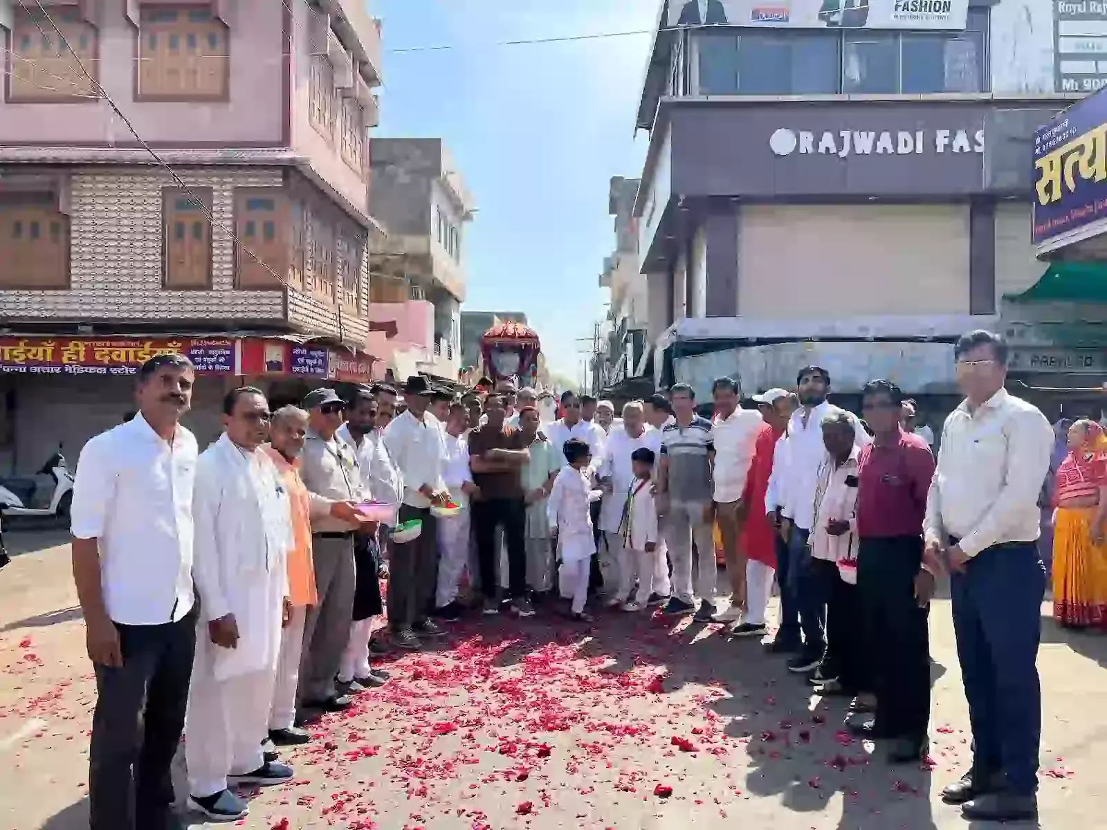 निंबाहेड़ा में महावीर जन्म कल्याणक जुलूस पर पुष्पवर्षा करते कांग्रेस कार्यकर्ता और पदाधिकारी उपस्थित हैं। निंबाहेड़ा में महावीर जन्म कल्याणक जुलूस पर पुष्पवर्षा करते कांग्रेस कार्यकर्ता और पदाधिकारी उपस्थित हैं।