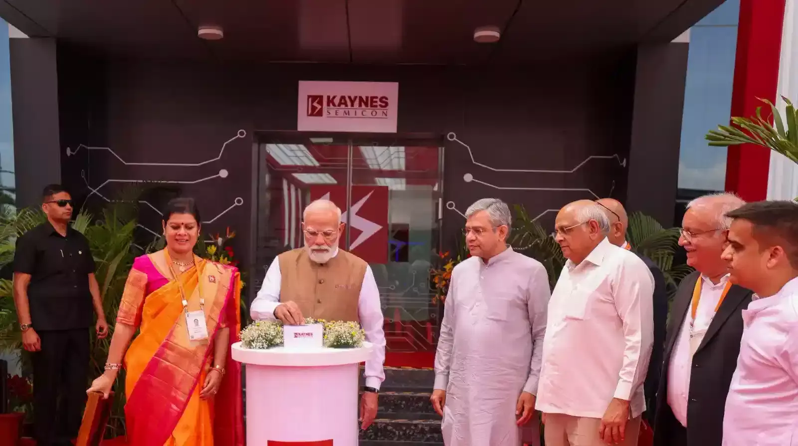 साणंद गुजरात में केन्स सेमीकॉन प्लांट के उद्घाटन समारोह के दौरान संबोधित करते हुए प्रधानमंत्री श्री नरेंद्र मोदी। साणंद गुजरात में केन्स सेमीकॉन प्लांट के उद्घाटन समारोह के दौरान संबोधित करते हुए प्रधानमंत्री श्री नरेंद्र मोदी।