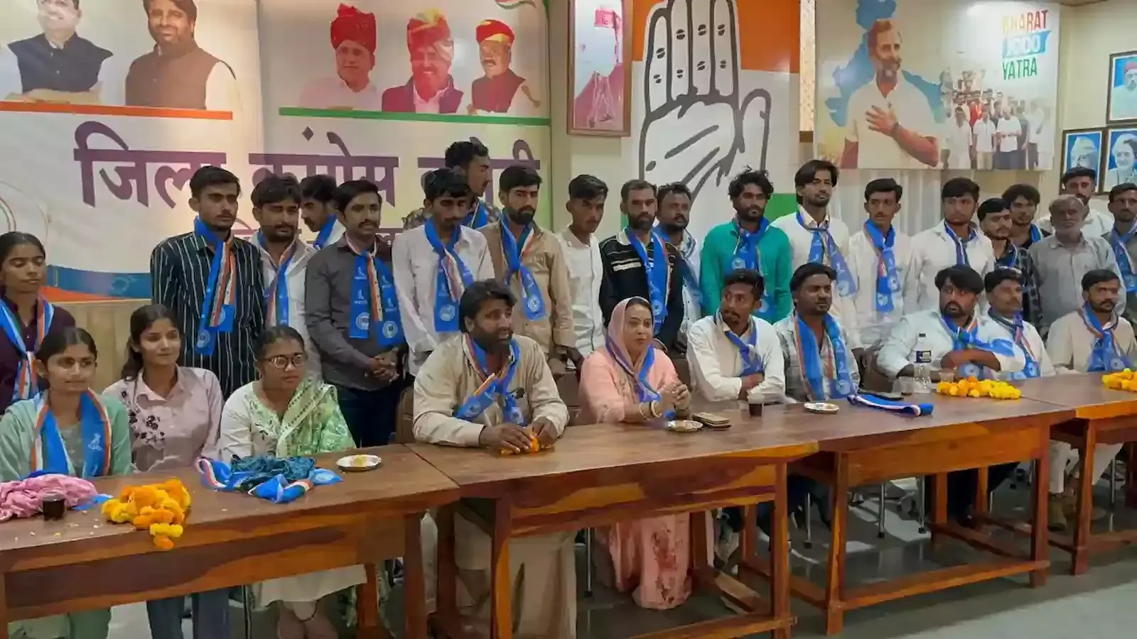 जैसलमेर जिला कांग्रेस कार्यालय में एनएसयूआई पदाधिकारियों की बैठक और सम्मान समारोह का दृश्य। जैसलमेर जिला कांग्रेस कार्यालय में एनएसयूआई पदाधिकारियों की बैठक और सम्मान समारोह का दृश्य।