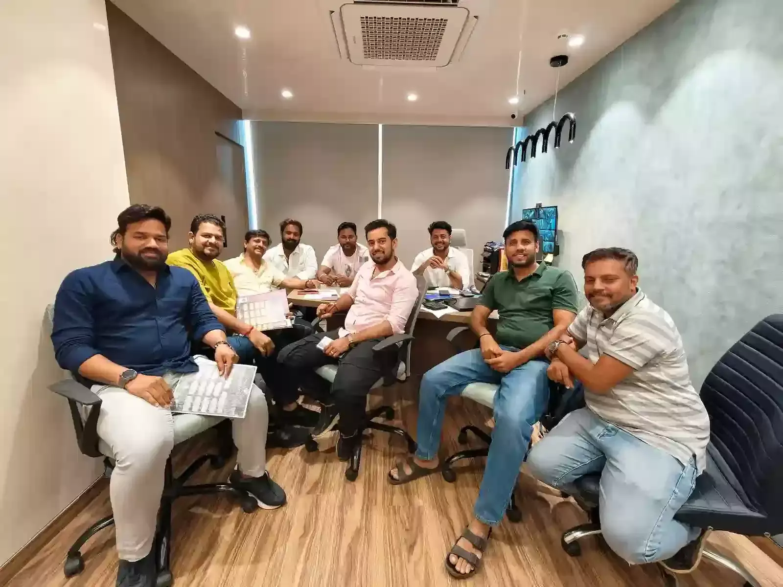 मुंबई के गोरेगांव स्पोर्ट्स क्लब मैदान पर क्रिकेट अभ्यास करते खिलाड़ी और मेवाड़ प्रीमियर लीग का पोस्टर।