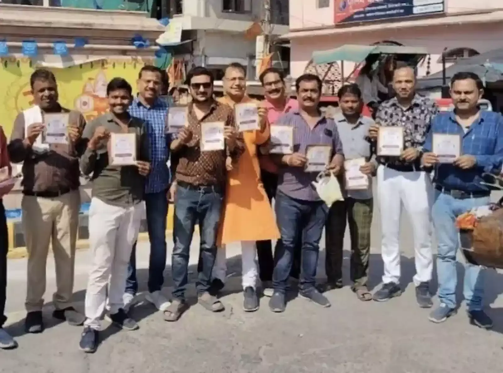 बाजार में दुकानों पर खरीदारी करते ग्राहक और व्यापारिक गतिविधि का प्रतीकात्मक चित्रण बाजार में दुकानों पर खरीदारी करते ग्राहक और व्यापारिक गतिविधि का प्रतीकात्मक चित्रण