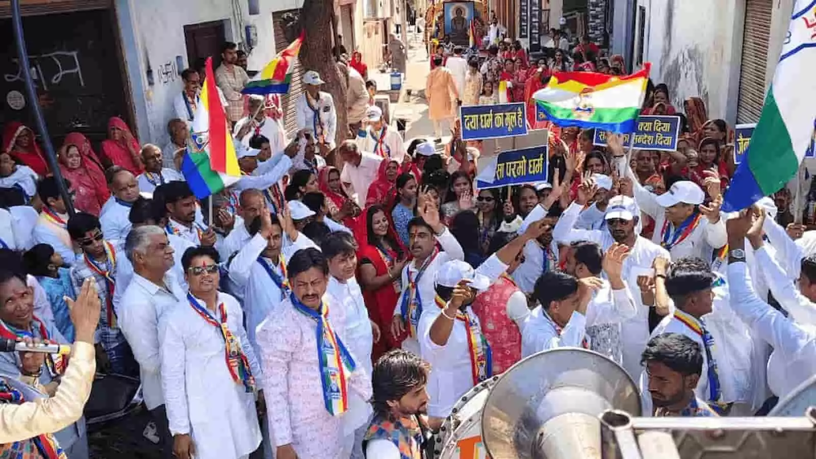 फतहनगर: सांसेरा में महावीर जयंती पर भव्य शोभायात्रा और धर्मसभा का आयोजन