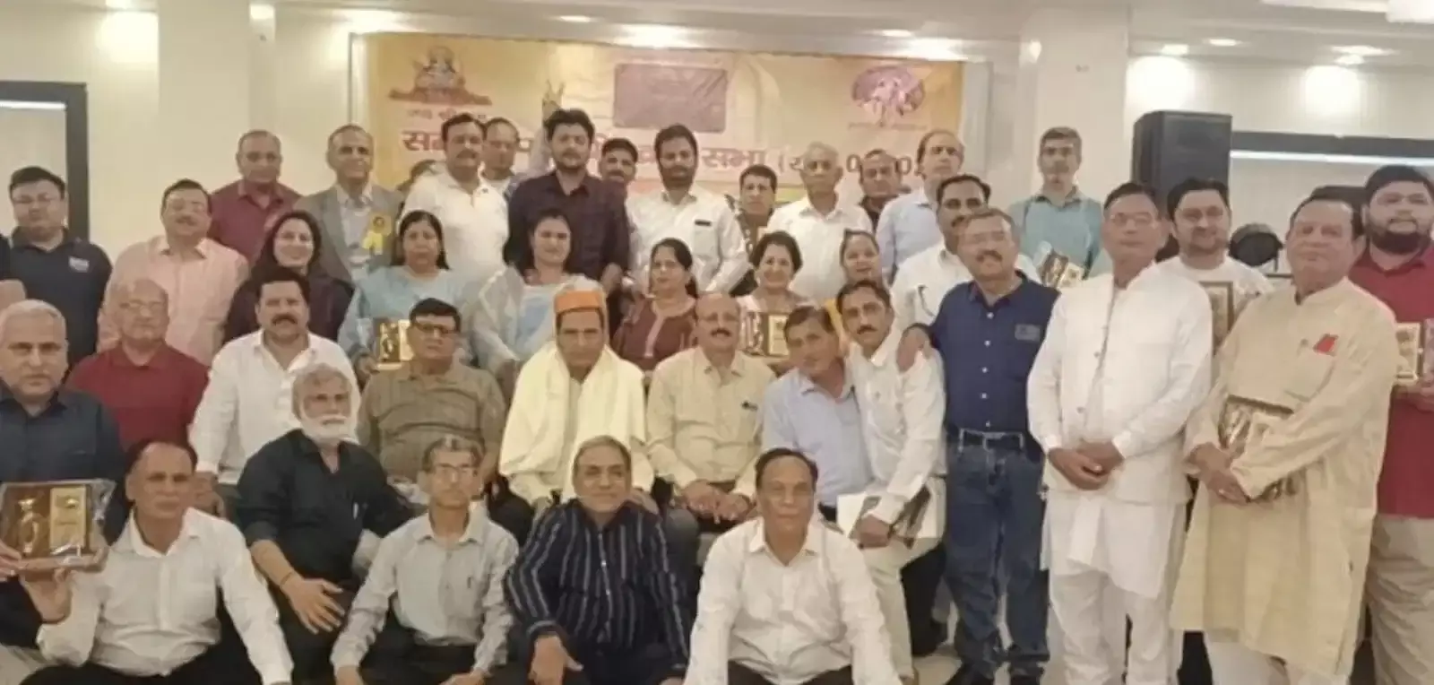 जींद में आयोजित समस्त पंजाबी खत्री सभा के राष्ट्रीय सम्मेलन में मंच पर उपस्थित मुख्य अतिथि और समाज के विभिन्न प्रतिनिधि। जींद में आयोजित समस्त पंजाबी खत्री सभा के राष्ट्रीय सम्मेलन में मंच पर उपस्थित मुख्य अतिथि और समाज के विभिन्न प्रतिनिधि।