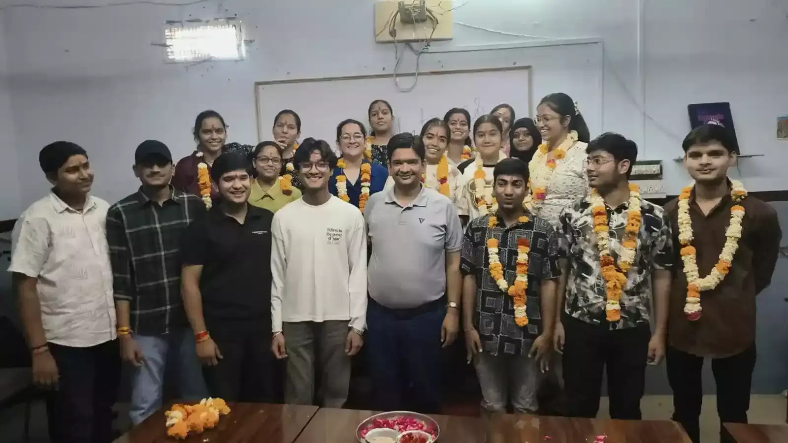 बारां के इंपल्स इंस्टीट्यूट में 12वीं बोर्ड परीक्षा के सफल विद्यार्थी और निदेशक हितेश खंडेलवाल परिणाम का जश्न मनाते हुए। बारां के इंपल्स इंस्टीट्यूट में 12वीं बोर्ड परीक्षा के सफल विद्यार्थी और निदेशक हितेश खंडेलवाल परिणाम का जश्न मनाते हुए।