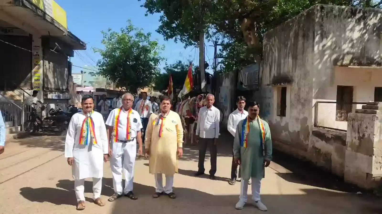 हिंडौन सिटी के मुख्य बाजार में भगवान महावीर स्वामी की शोभायात्रा में शामिल रथ और जैन समाज के श्रद्धालु।