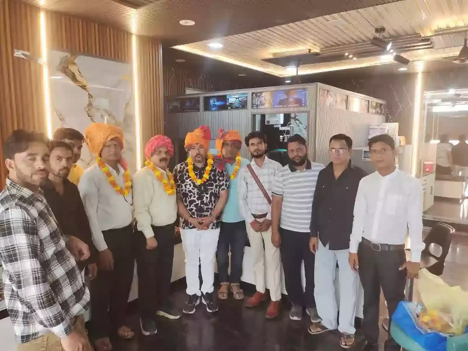 हिण्डौन सिटी में नवनिर्वाचित ऑप्टिशियंस एसोसिएशन पदाधिकारियों के स्वागत समारोह का दृश्य।