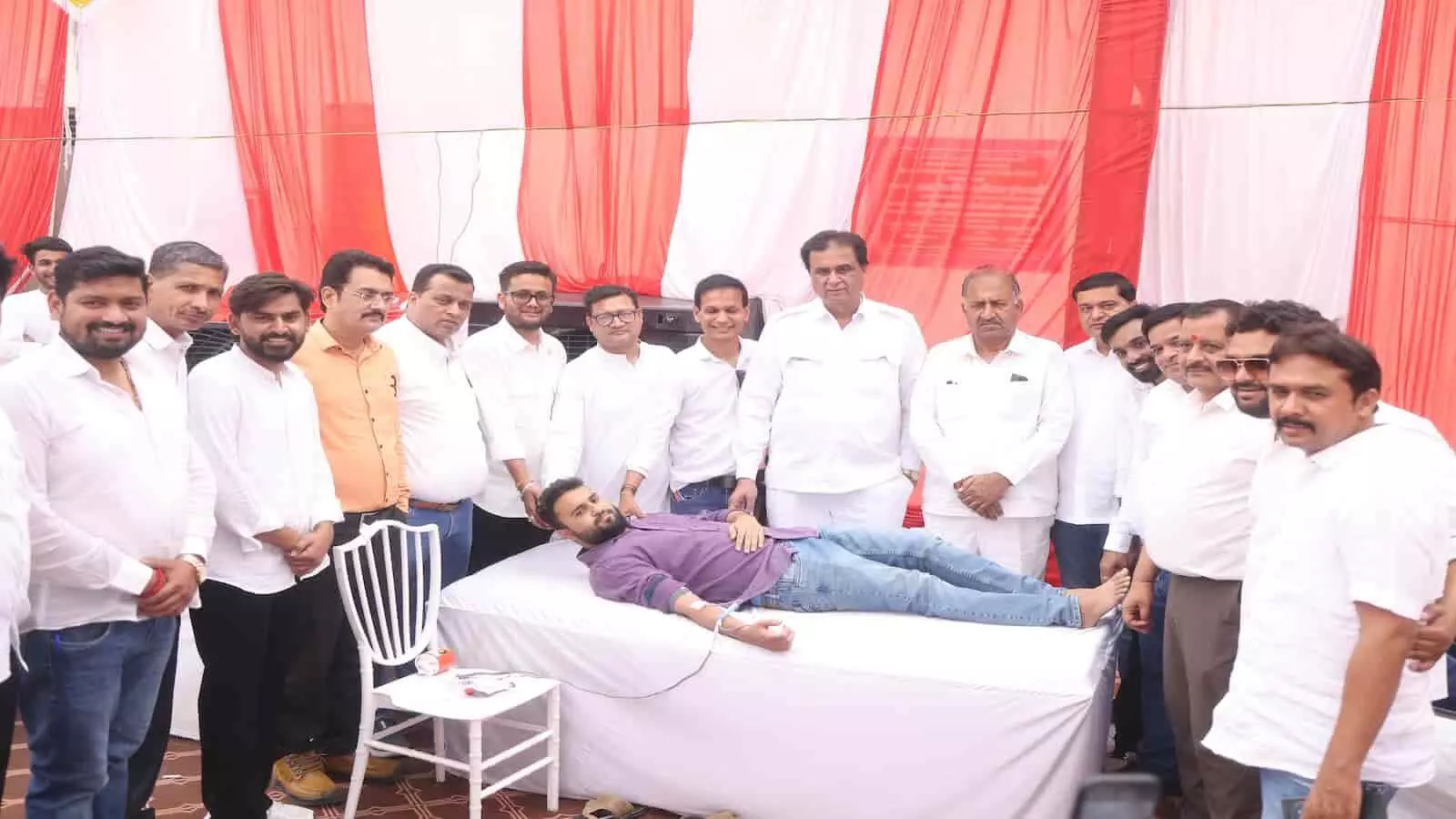 निम्बाहेड़ा में हेल्पिंग हैंड यूथ सोसायटी के शिविर में 249 यूनिट रक्तदान निम्बाहेड़ा में हेल्पिंग हैंड यूथ सोसायटी के शिविर में 249 यूनिट रक्तदान