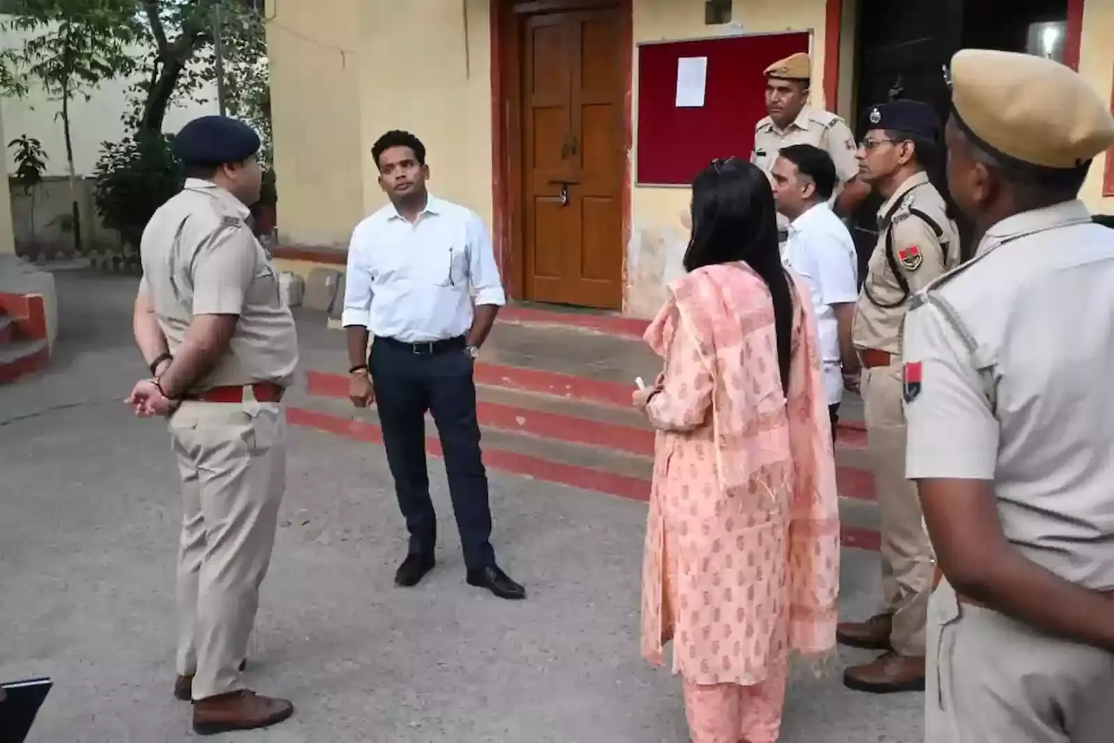चित्तौड़गढ़ जिला जेल में निरीक्षण के दौरान पुलिस द्वारा बरामद किया गया मोबाइल और चार्जर। चित्तौड़गढ़ जिला जेल में निरीक्षण के दौरान पुलिस द्वारा बरामद किया गया मोबाइल और चार्जर।