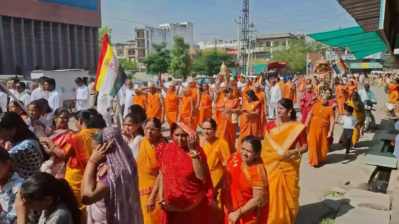 चित्तौड़गढ़ में भगवान महावीर स्वामी के जन्म कल्याणक पर भव्य शोभायात्रा और सजी हुई बग्गी का दृश्य। चित्तौड़गढ़ में भगवान महावीर स्वामी के जन्म कल्याणक पर भव्य शोभायात्रा और सजी हुई बग्गी का दृश्य।