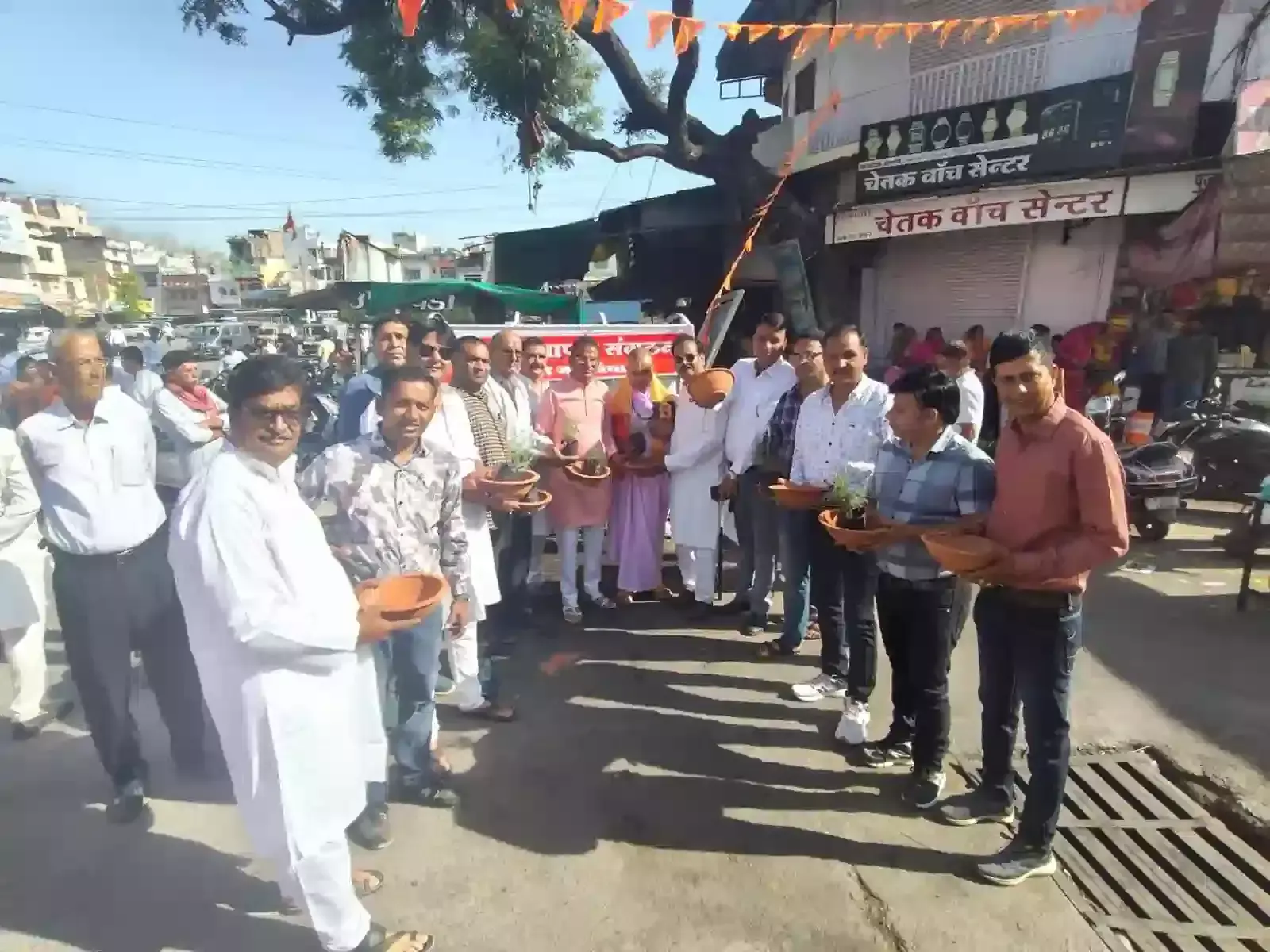 चित्तौड़गढ़ में किराना व्यापार संगठन के सदस्य महावीर जयंती पर यात्रियों के लिए जल सेवा केंद्र का उद्घाटन कर रहे हैं। चित्तौड़गढ़ में किराना व्यापार संगठन के सदस्य महावीर जयंती पर यात्रियों के लिए जल सेवा केंद्र का उद्घाटन कर रहे हैं।