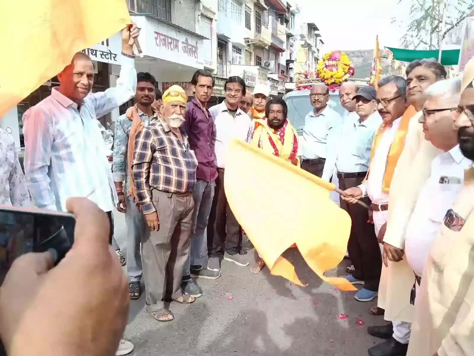 चित्तौड़गढ़ की होटल में सीक्रेट सिंगर म्यूजिकल ग्रुप के गायक कलाकार फिल्मी गीतों की प्रस्तुति देते हुए चित्तौड़गढ़ की होटल में सीक्रेट सिंगर म्यूजिकल ग्रुप के गायक कलाकार फिल्मी गीतों की प्रस्तुति देते हुए
