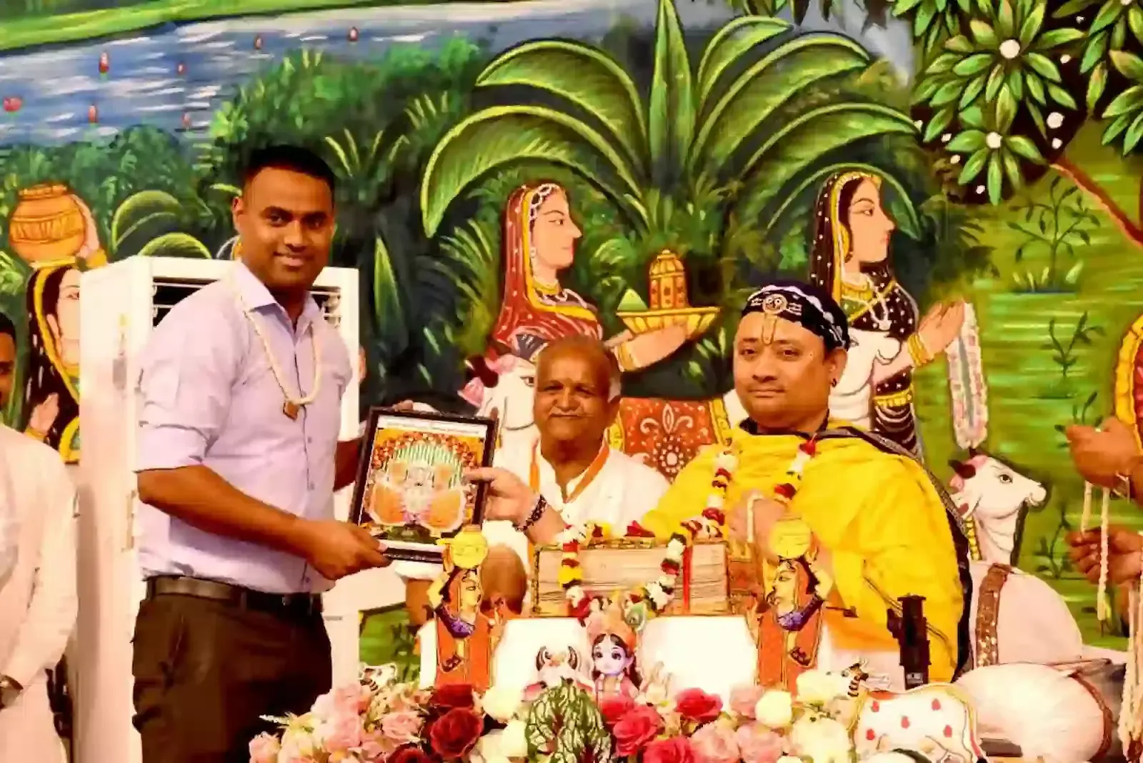 भीलवाड़ा के नौगांवा में भागवत कथा के दौरान प्रवचन देते गौवत्स राधाकृष्ण महाराज और उपस्थित श्रद्धालु। भीलवाड़ा के नौगांवा में भागवत कथा के दौरान प्रवचन देते गौवत्स राधाकृष्ण महाराज और उपस्थित श्रद्धालु।
