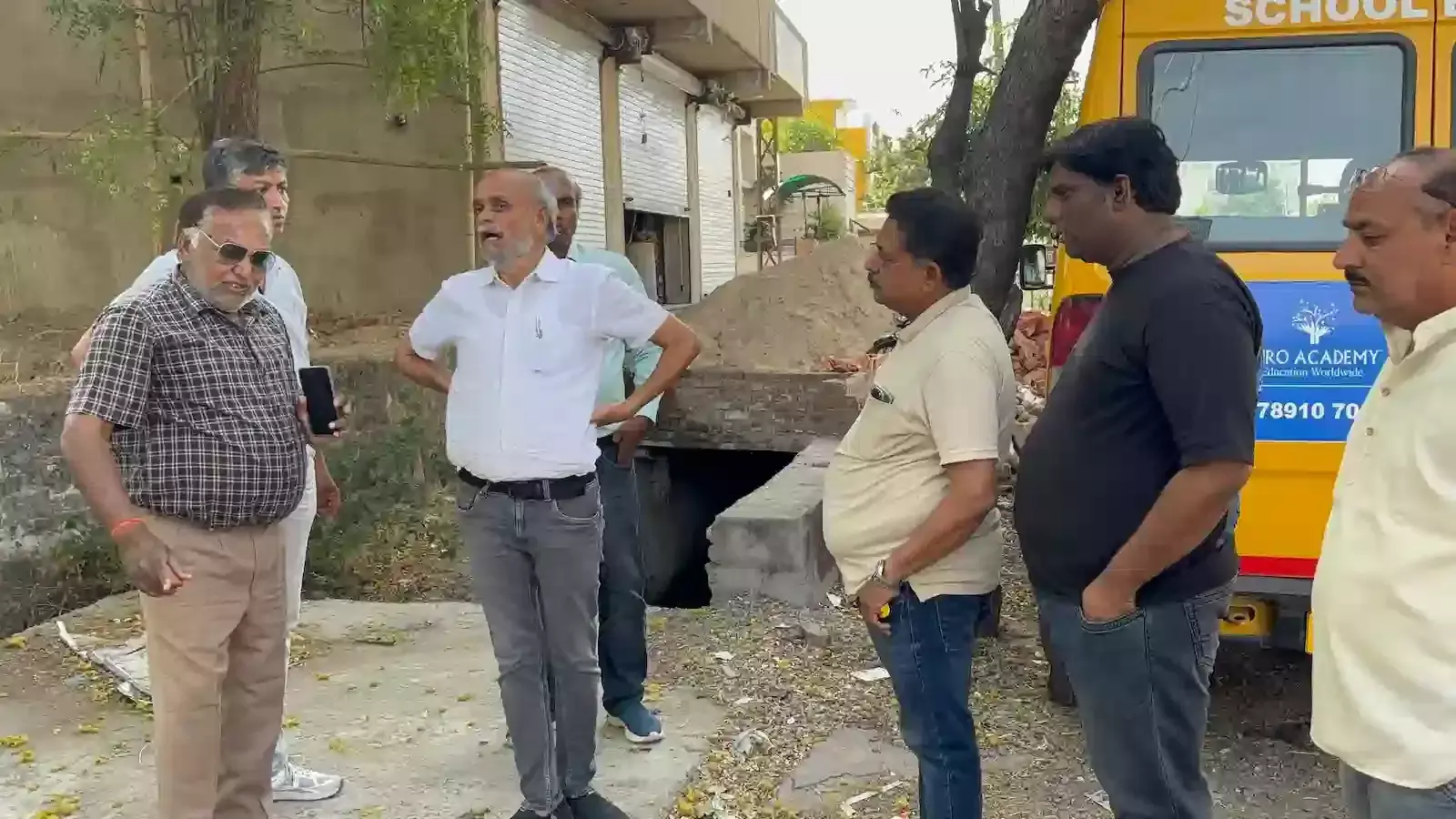 भीलवाड़ा विधायक अशोक कोठारी मानसून पूर्व जल निकासी व्यवस्था का निरीक्षण करते हुए। भीलवाड़ा विधायक अशोक कोठारी मानसून पूर्व जल निकासी व्यवस्था का निरीक्षण करते हुए।