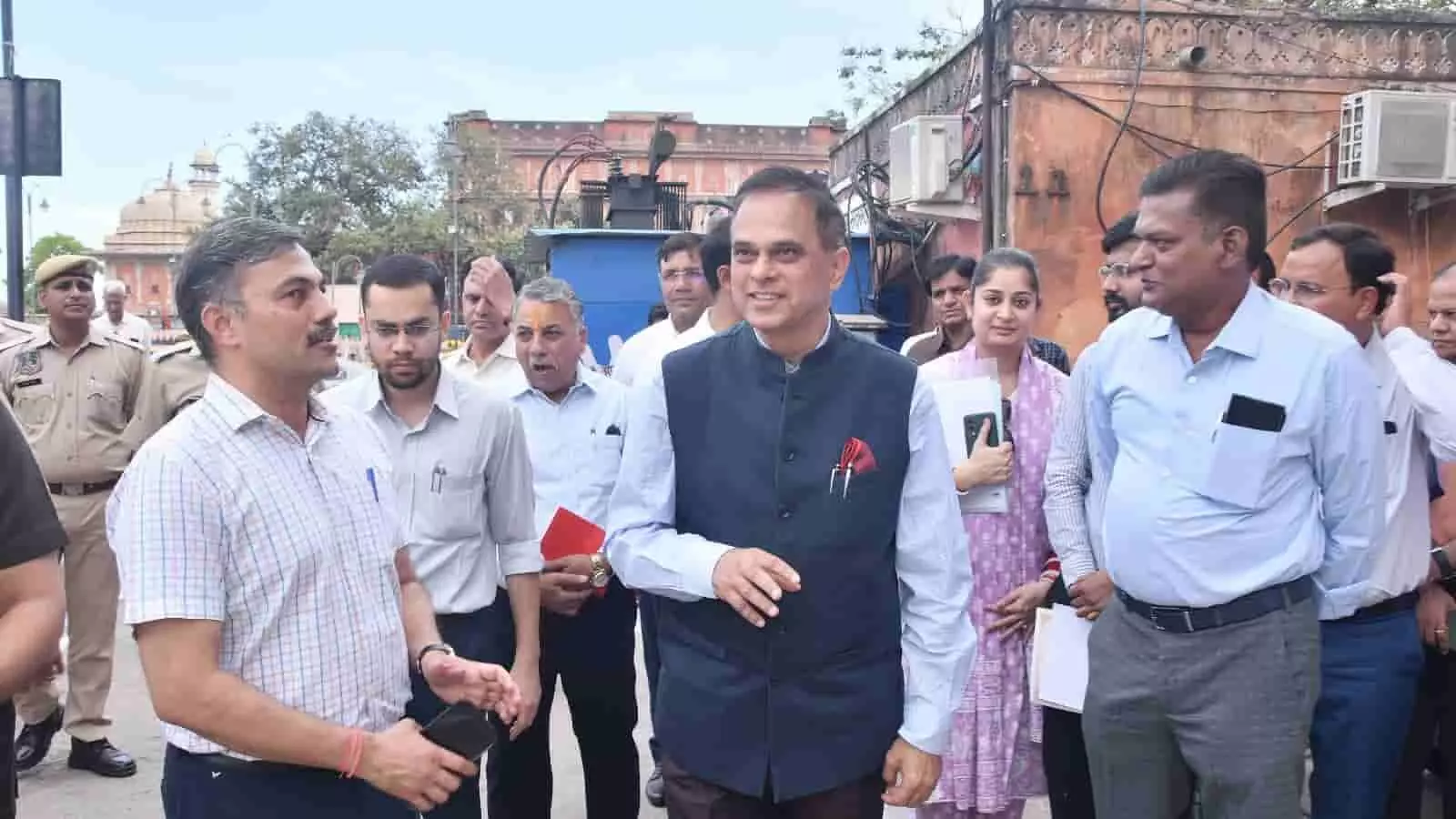 मुख्य सचिव वी. निवास ने किया जयपुर परकोटे का निरीक्षण, दिए सख्त निर्देश मुख्य सचिव वी. निवास ने किया जयपुर परकोटे का निरीक्षण, दिए सख्त निर्देश