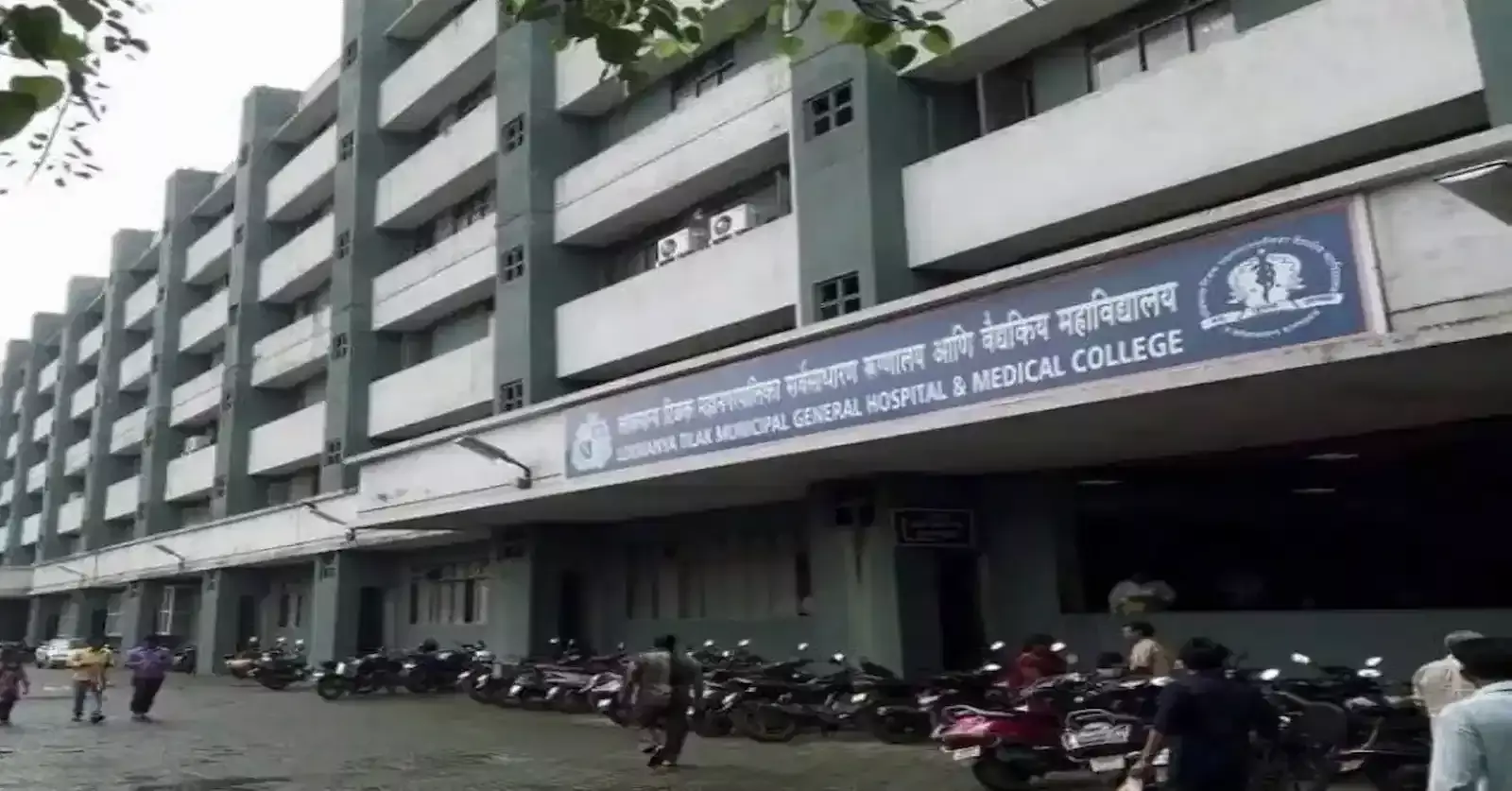 मुंबई के सायन अस्पताल के एक्स-रे विभाग के बाहर खड़ी दमकल की गाड़ियां और तैनात सुरक्षाकर्मी। मुंबई के सायन अस्पताल के एक्स-रे विभाग के बाहर खड़ी दमकल की गाड़ियां और तैनात सुरक्षाकर्मी।