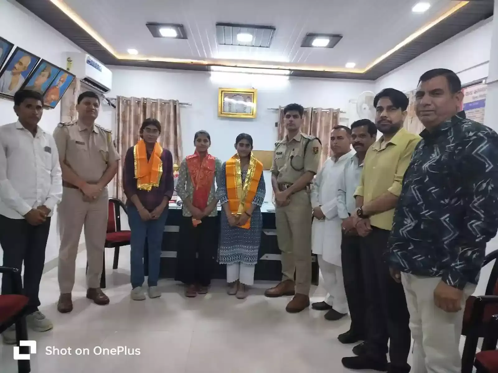 निम्बाहेड़ा पुलिस थाना में सीआई और आरपीएस द्वारा मेधावी छात्रा संगम धाकड़ को सम्मानित करते हुए। निम्बाहेड़ा पुलिस थाना में सीआई और आरपीएस द्वारा मेधावी छात्रा संगम धाकड़ को सम्मानित करते हुए।