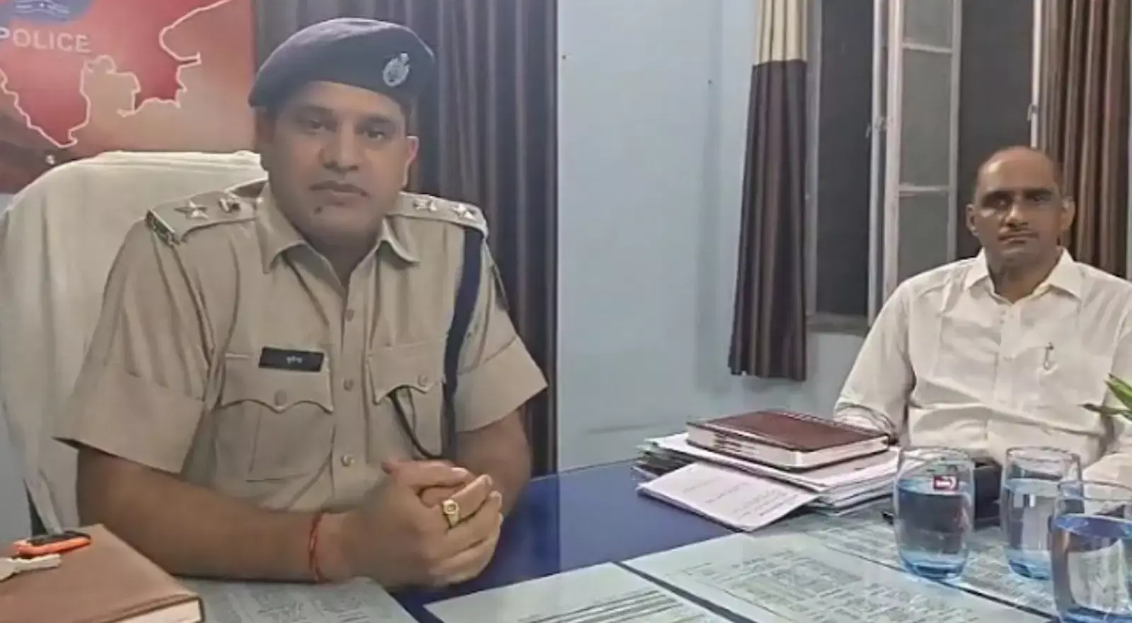 ब्यावर पुलिस थाना परिसर में पुलिस अधिकारियों और जवानों के साथ खड़ा दुष्कर्म का आरोपी महेन्द्र सिंह। ब्यावर पुलिस थाना परिसर में पुलिस अधिकारियों और जवानों के साथ खड़ा दुष्कर्म का आरोपी महेन्द्र सिंह।