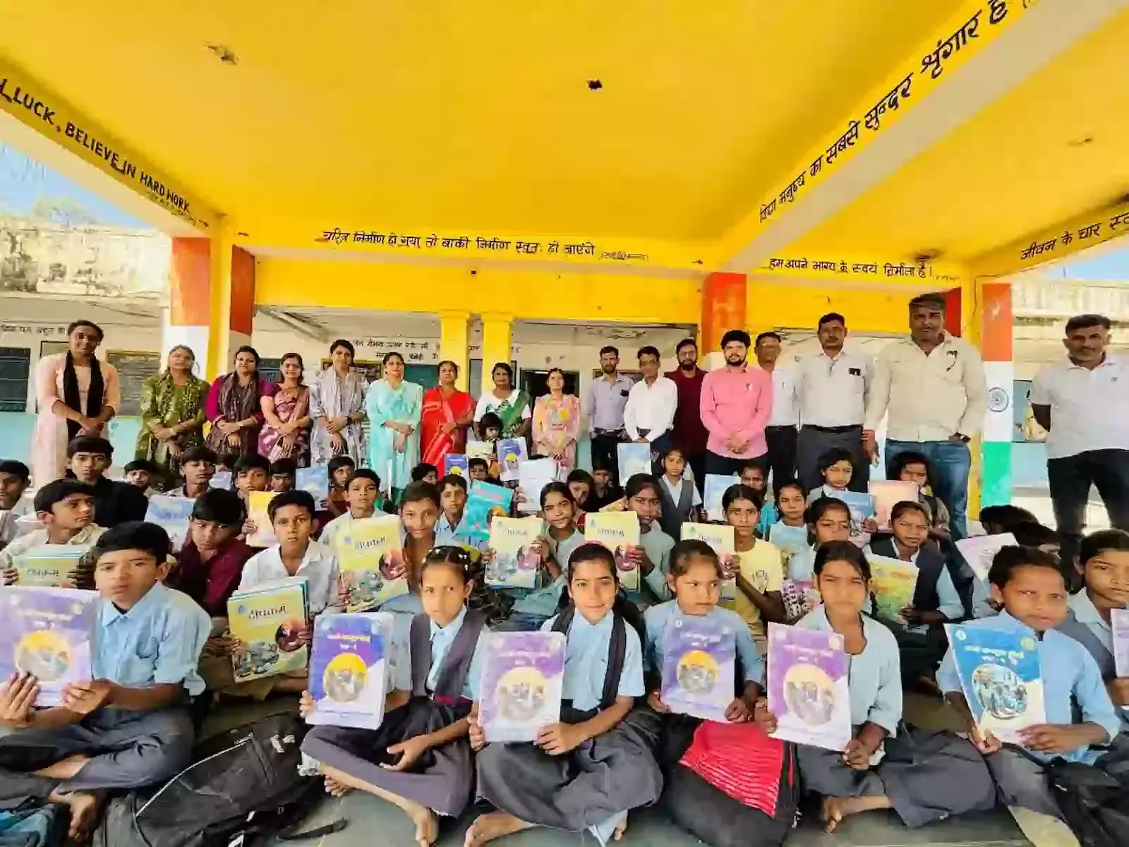 फतहनगर के चंगेड़ी राजकीय विद्यालय में छात्र प्रवेश उत्सव के दौरान पुस्तकें प्राप्त करते विद्यार्थी।