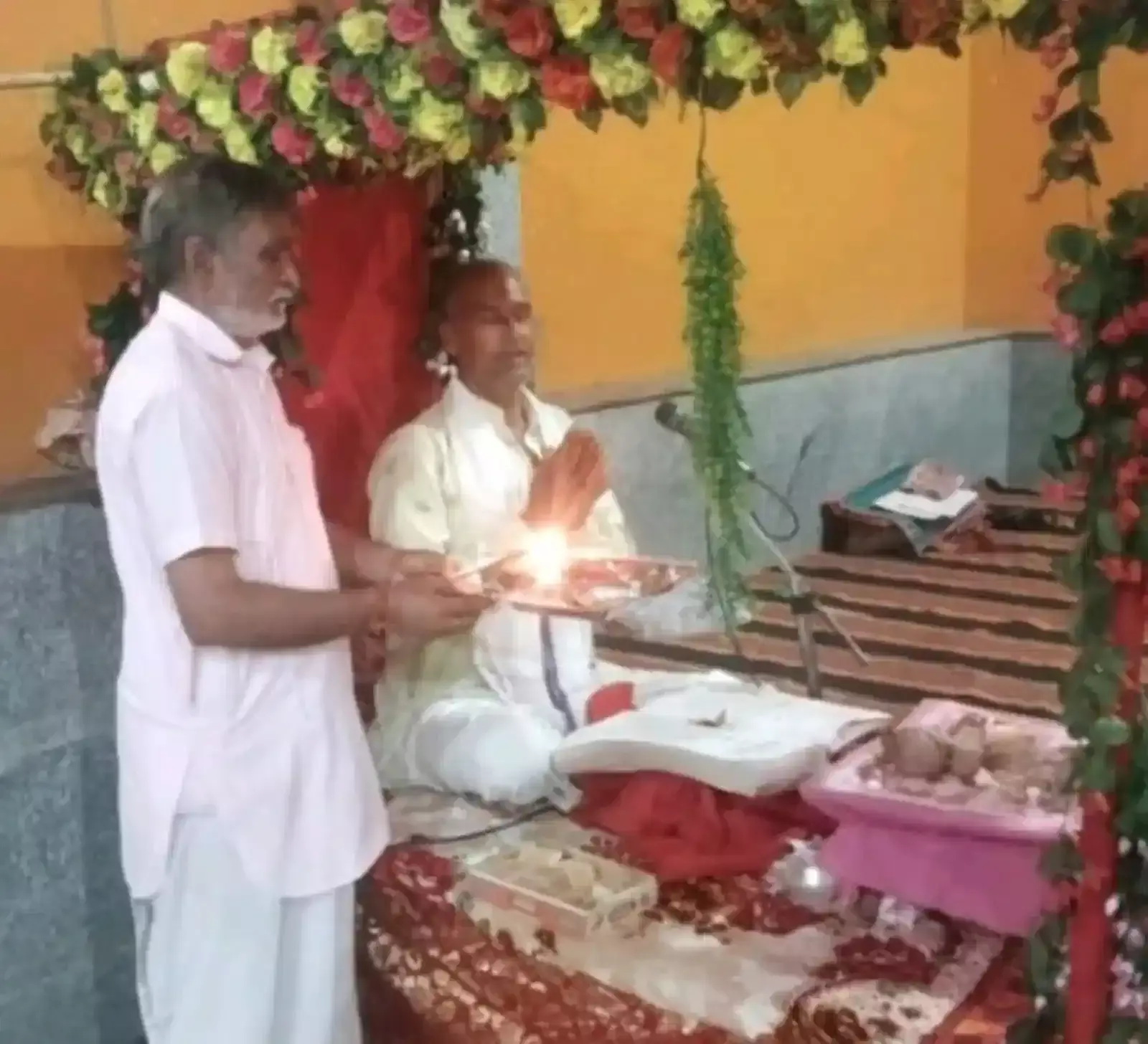भुसावर के मंदिर में हनुमान जन्मोत्सव पर रामायण पाठ करते श्रद्धालु और सजाई गई झांकी। भुसावर के मंदिर में हनुमान जन्मोत्सव पर रामायण पाठ करते श्रद्धालु और सजाई गई झांकी।