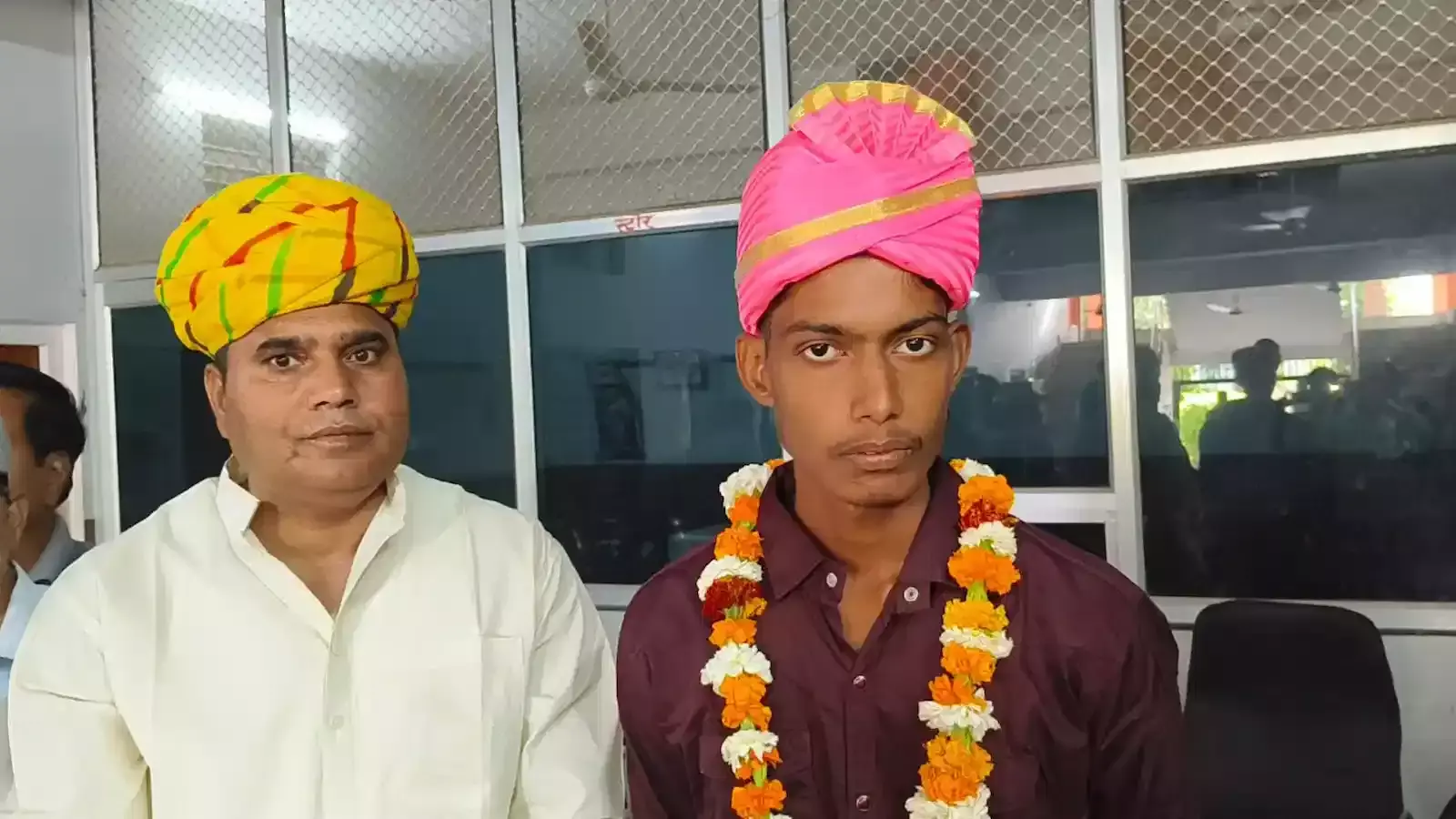 बयाना के राजेश पायलट स्कूल शेरगढ़ में बोर्ड परीक्षा के मेधावी छात्र और शिक्षक माला साफा पहने हुए स्वागत समारोह के दौरान। बयाना के राजेश पायलट स्कूल शेरगढ़ में बोर्ड परीक्षा के मेधावी छात्र और शिक्षक माला साफा पहने हुए स्वागत समारोह के दौरान।