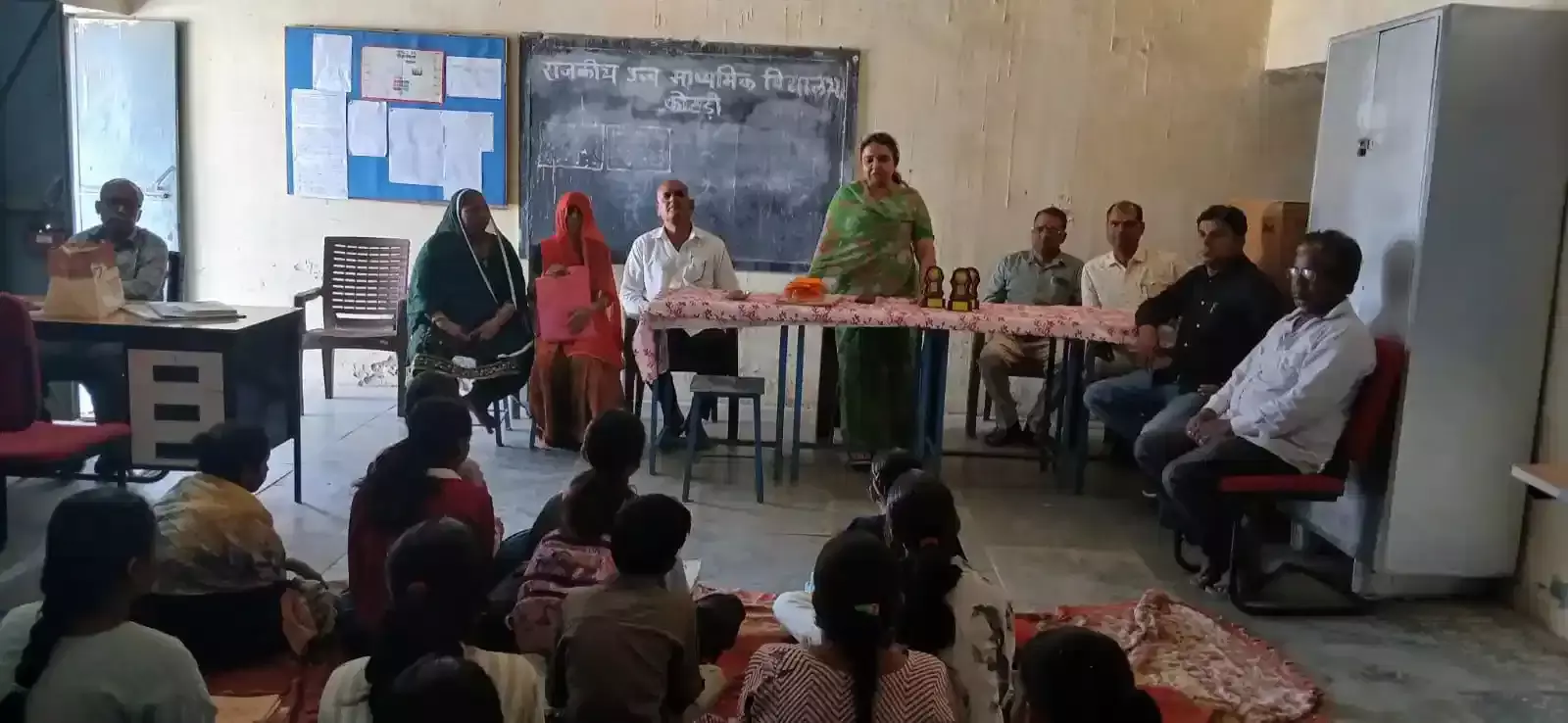राजकीय उच्च माध्यमिक विद्यालय कोटड़ी में प्रधानाचार्य द्वारा मेधावी विद्यार्थियों को ऊपरना पहनाकर सम्मानित करते हुए दृश्य। राजकीय उच्च माध्यमिक विद्यालय कोटड़ी में प्रधानाचार्य द्वारा मेधावी विद्यार्थियों को ऊपरना पहनाकर सम्मानित करते हुए दृश्य।