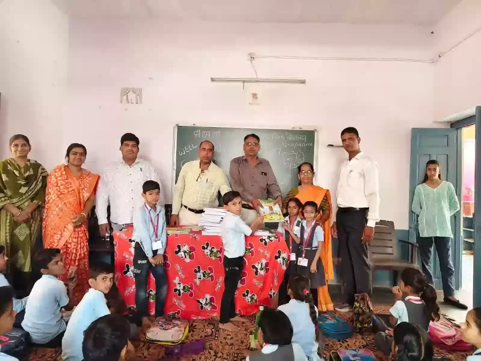 पीएम श्री राजकीय उच्च माध्यमिक विद्यालय आमेट में प्रधानाचार्य और शिक्षक विद्यार्थियों को निशुल्क पाठ्य-पुस्तकें वितरित करते हुए। पीएम श्री राजकीय उच्च माध्यमिक विद्यालय आमेट में प्रधानाचार्य और शिक्षक विद्यार्थियों को निशुल्क पाठ्य-पुस्तकें वितरित करते हुए।