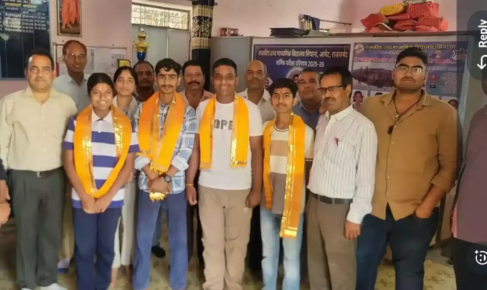 सियाणा के राजकीय उच्च माध्यमिक विद्यालय में मेधावी छात्र युवराज सिंह और अन्य विद्यार्थियों को मिठाई खिलाकर सम्मानित करता विद्यालय स्टाफ। सियाणा के राजकीय उच्च माध्यमिक विद्यालय में मेधावी छात्र युवराज सिंह और अन्य विद्यार्थियों को मिठाई खिलाकर सम्मानित करता विद्यालय स्टाफ।