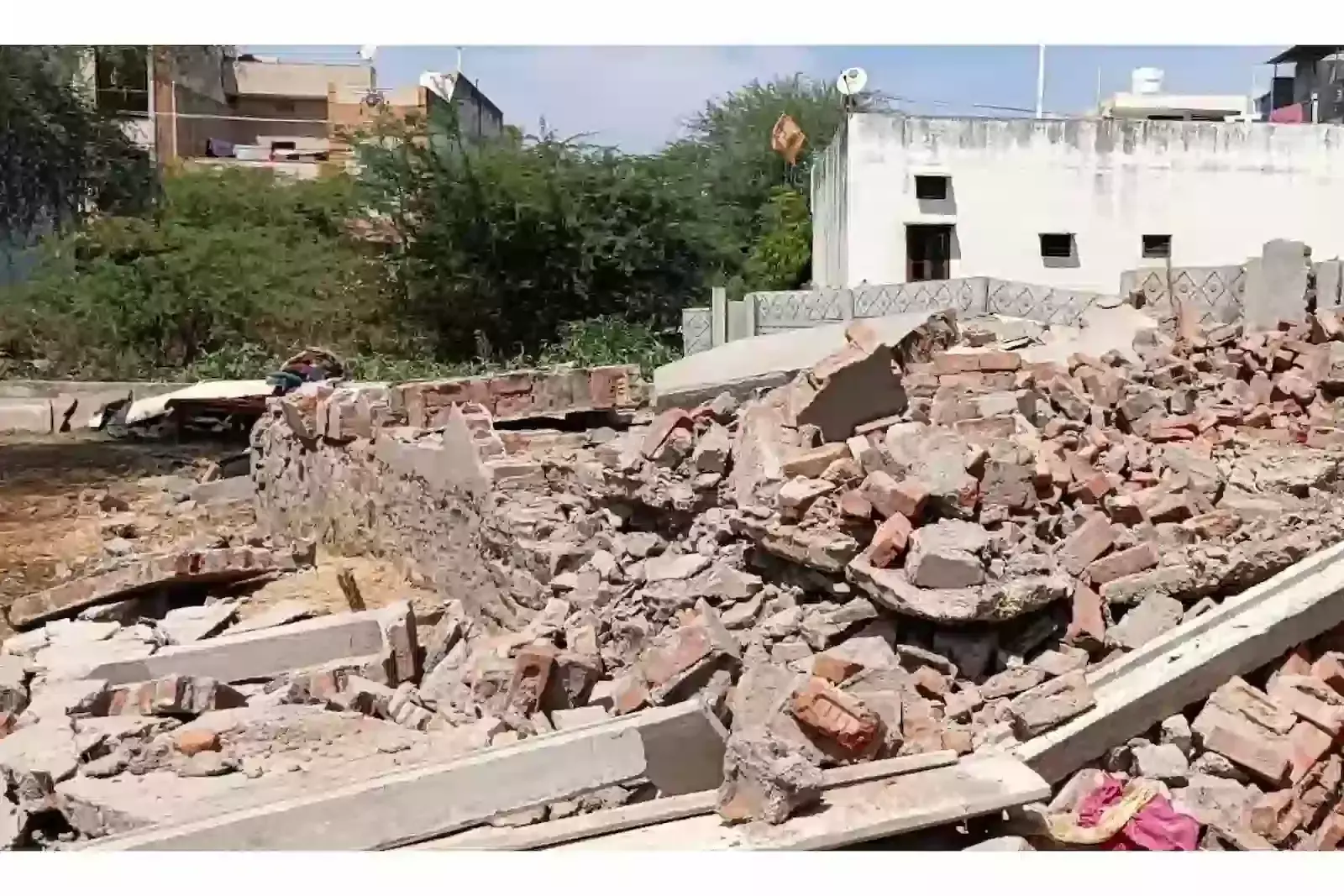 भीलवाड़ा के ज्योति नगर में नगर निगम की टीम जेसीबी मशीन से अवैध पक्का निर्माण ध्वस्त कर रही है। भीलवाड़ा के ज्योति नगर में नगर निगम की टीम जेसीबी मशीन से अवैध पक्का निर्माण ध्वस्त कर रही है।