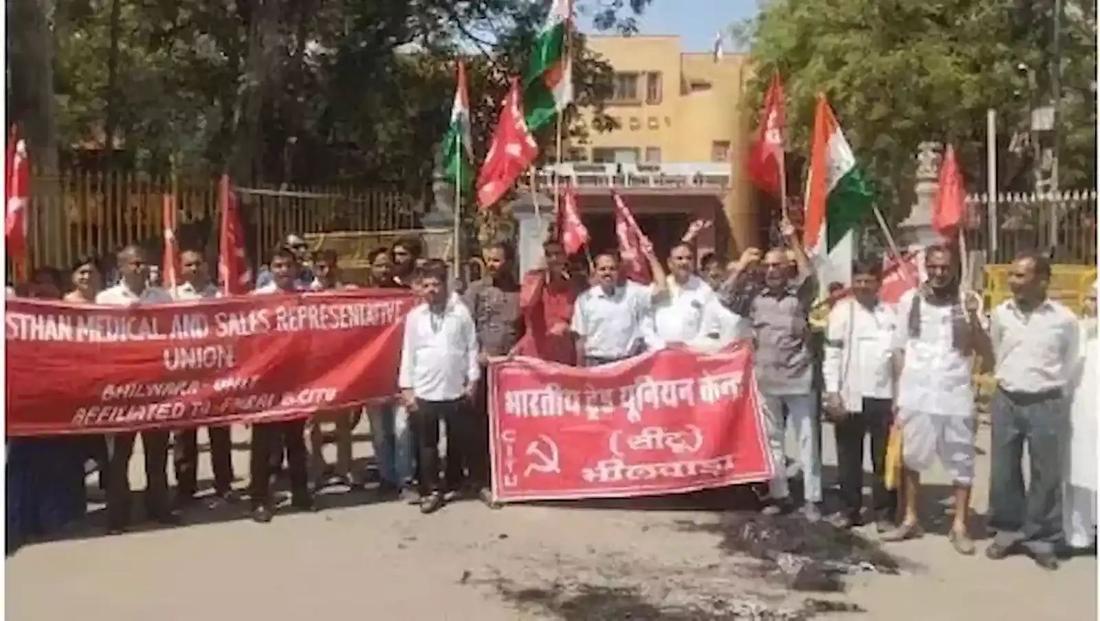 भीलवाड़ा कलेक्ट्रेट के बाहर नई श्रम संहिताओं की प्रतियां और पुतला जलाकर विरोध प्रदर्शन करते आक्रोशित श्रमिक। भीलवाड़ा कलेक्ट्रेट के बाहर नई श्रम संहिताओं की प्रतियां और पुतला जलाकर विरोध प्रदर्शन करते आक्रोशित श्रमिक।